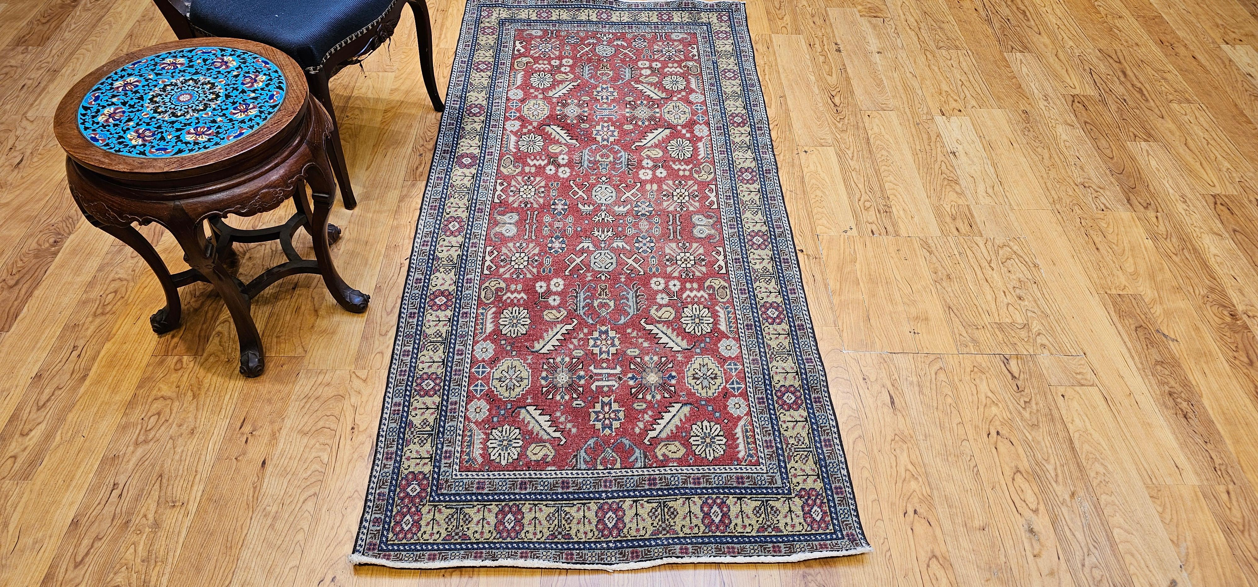 Tappeto vintage Khotan con motivo geometrico alllover su rosso mattone, giallo e avorio in vendita 6