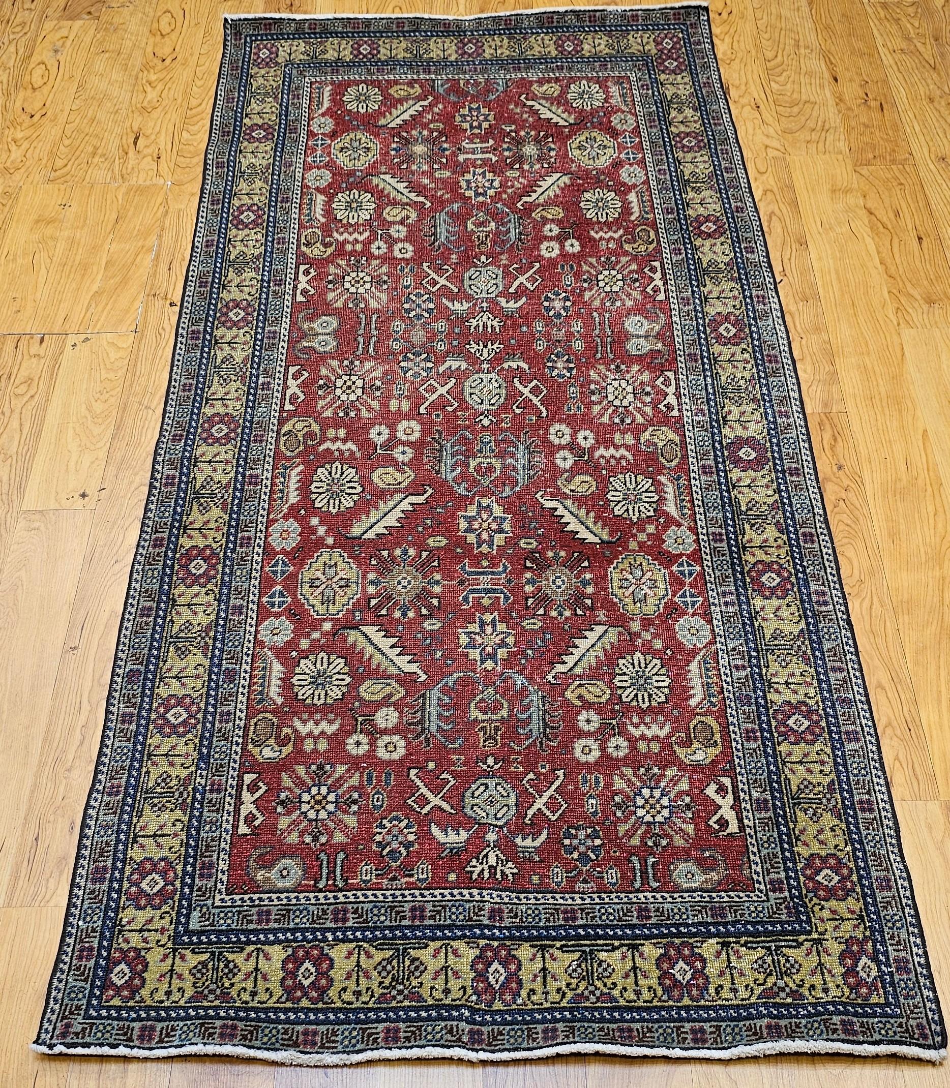Tappeto vintage Khotan con motivo geometrico all over nei colori rosso mattone, giallo e avorio.  Il tappeto Khotan è stato tessuto a mano e proviene dall'Asia centrale, intorno al primo quarto del 1900.  Il tappeto presenta un disegno allover di