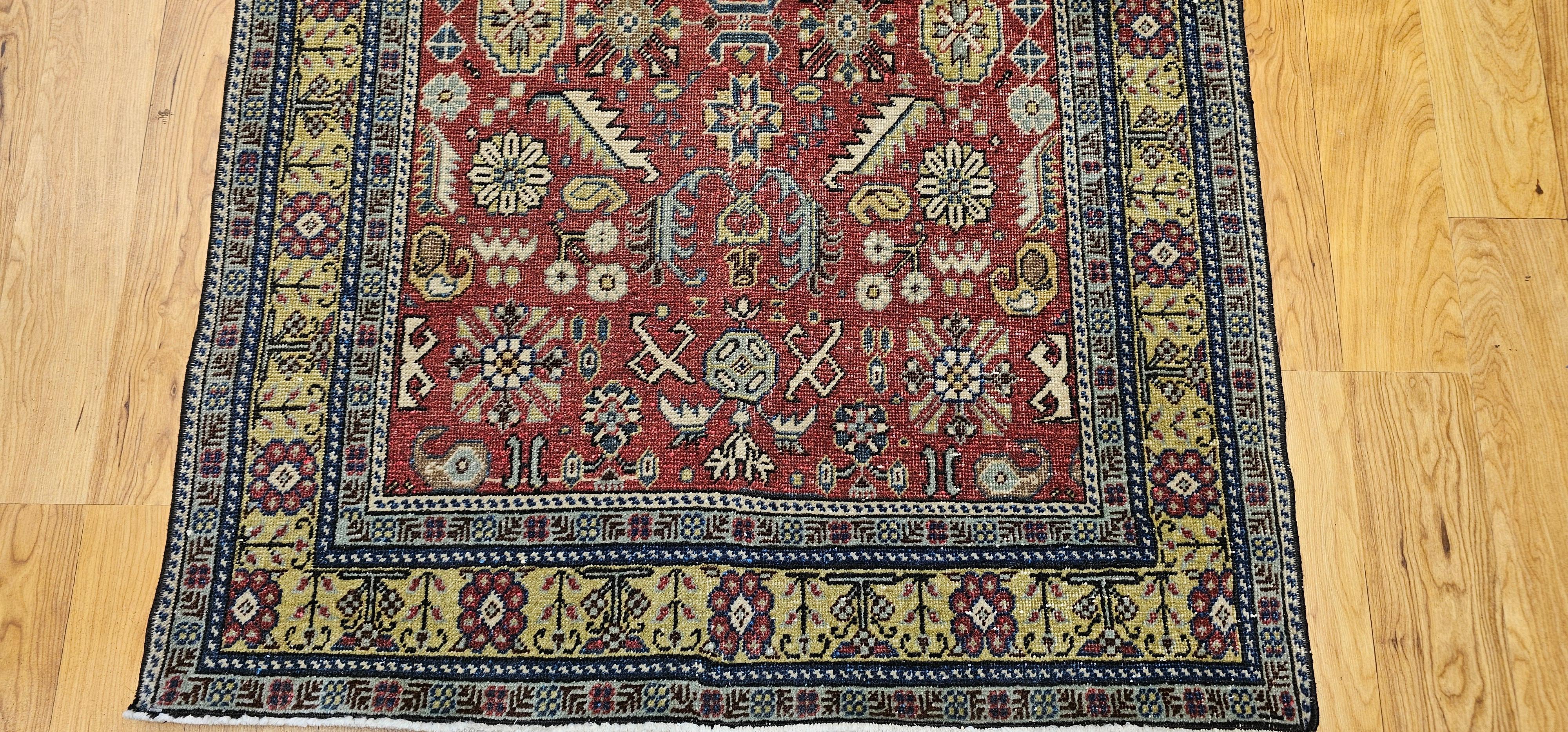Turkmeno Tappeto vintage Khotan con motivo geometrico alllover su rosso mattone, giallo e avorio in vendita