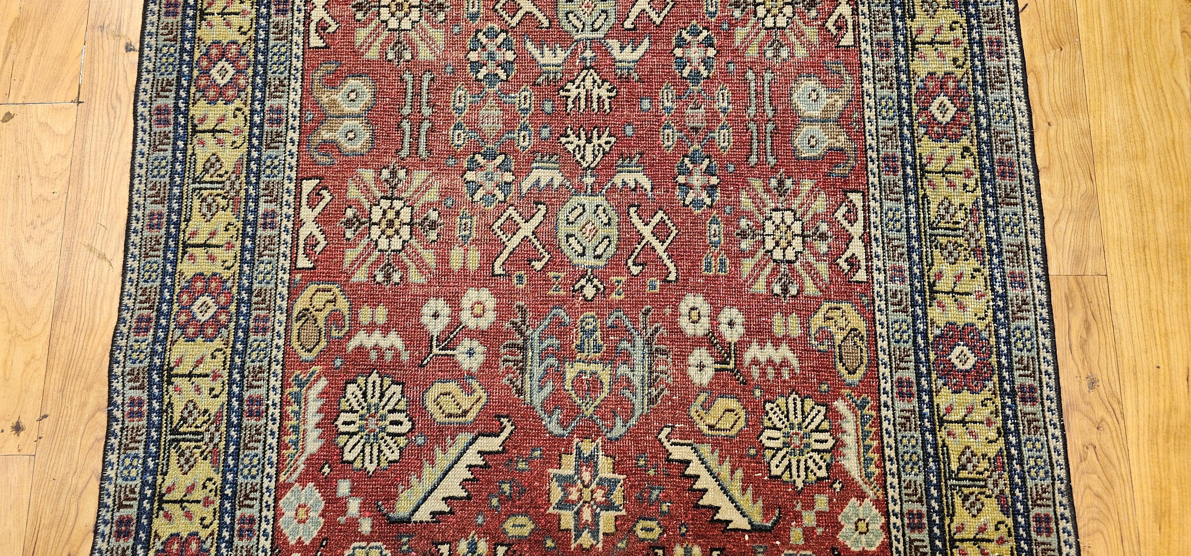 Tessuto a mano Tappeto vintage Khotan con motivo geometrico alllover su rosso mattone, giallo e avorio in vendita