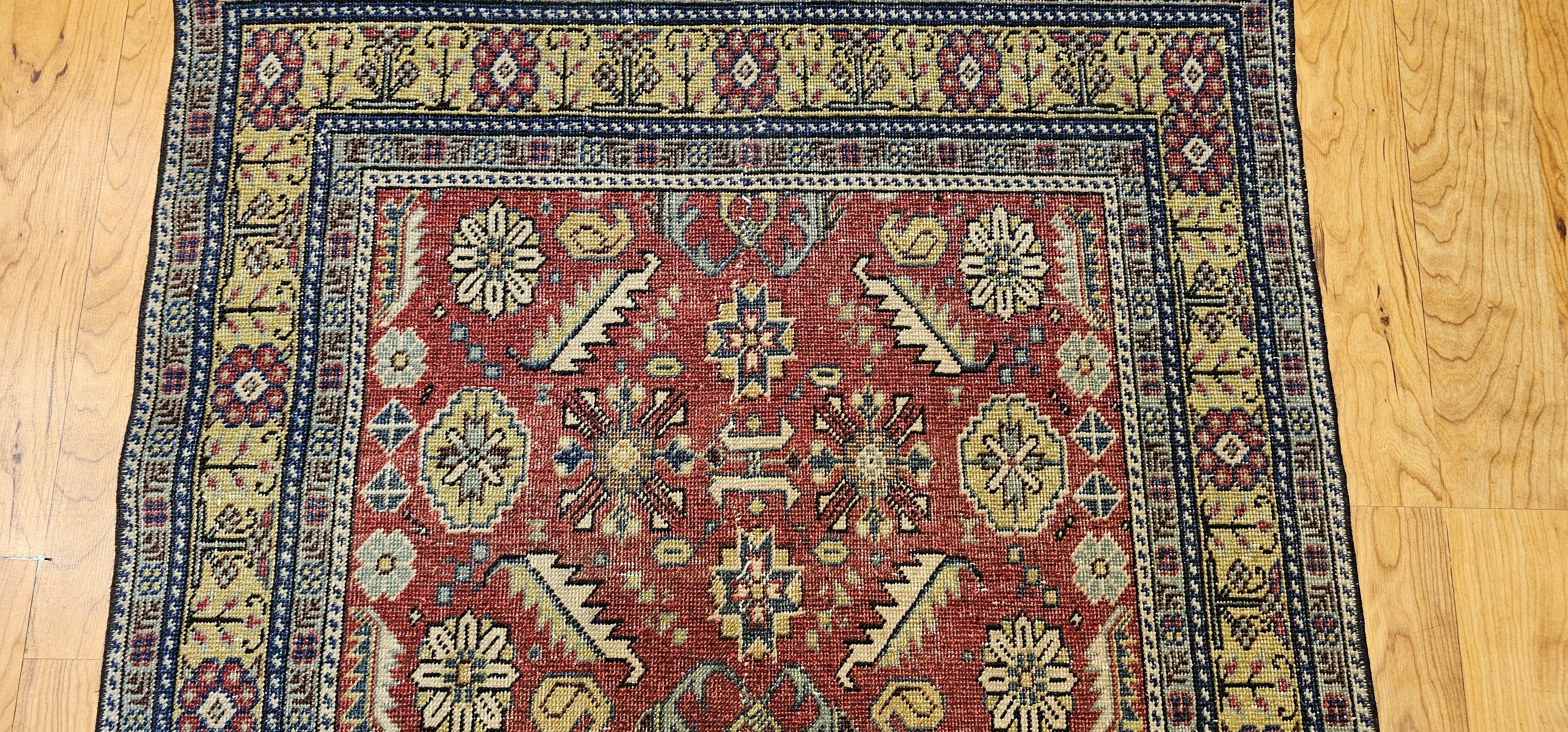 Tappeto vintage Khotan con motivo geometrico alllover su rosso mattone, giallo e avorio In condizioni buone in vendita a Barrington, IL