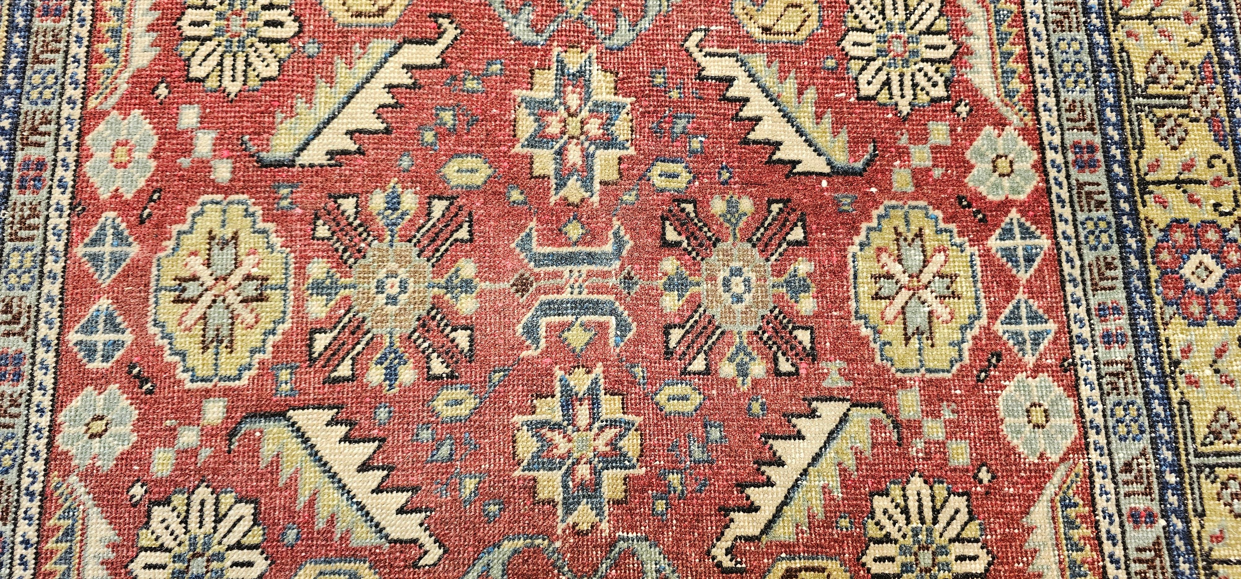 Tappeto vintage Khotan con motivo geometrico alllover su rosso mattone, giallo e avorio in vendita 1