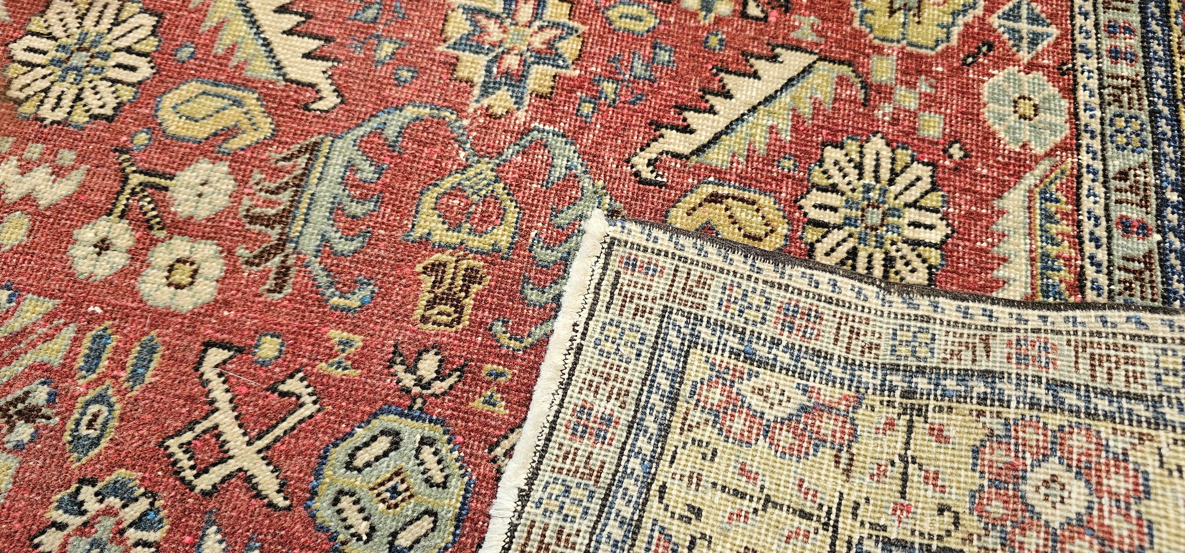 Tappeto vintage Khotan con motivo geometrico alllover su rosso mattone, giallo e avorio in vendita 2