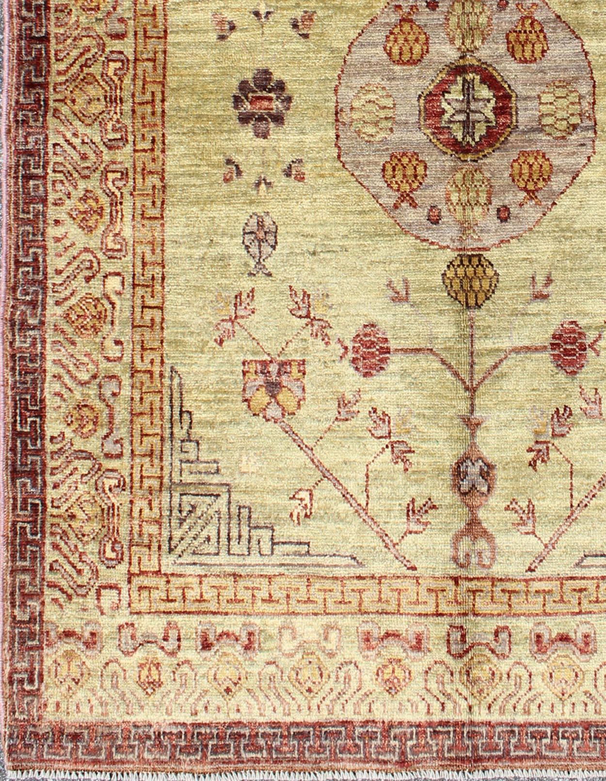 Teppich im Khotan-Design mit kreisförmigem Medaillon auf hellem Pistaziengrün (Afghanisch) im Angebot