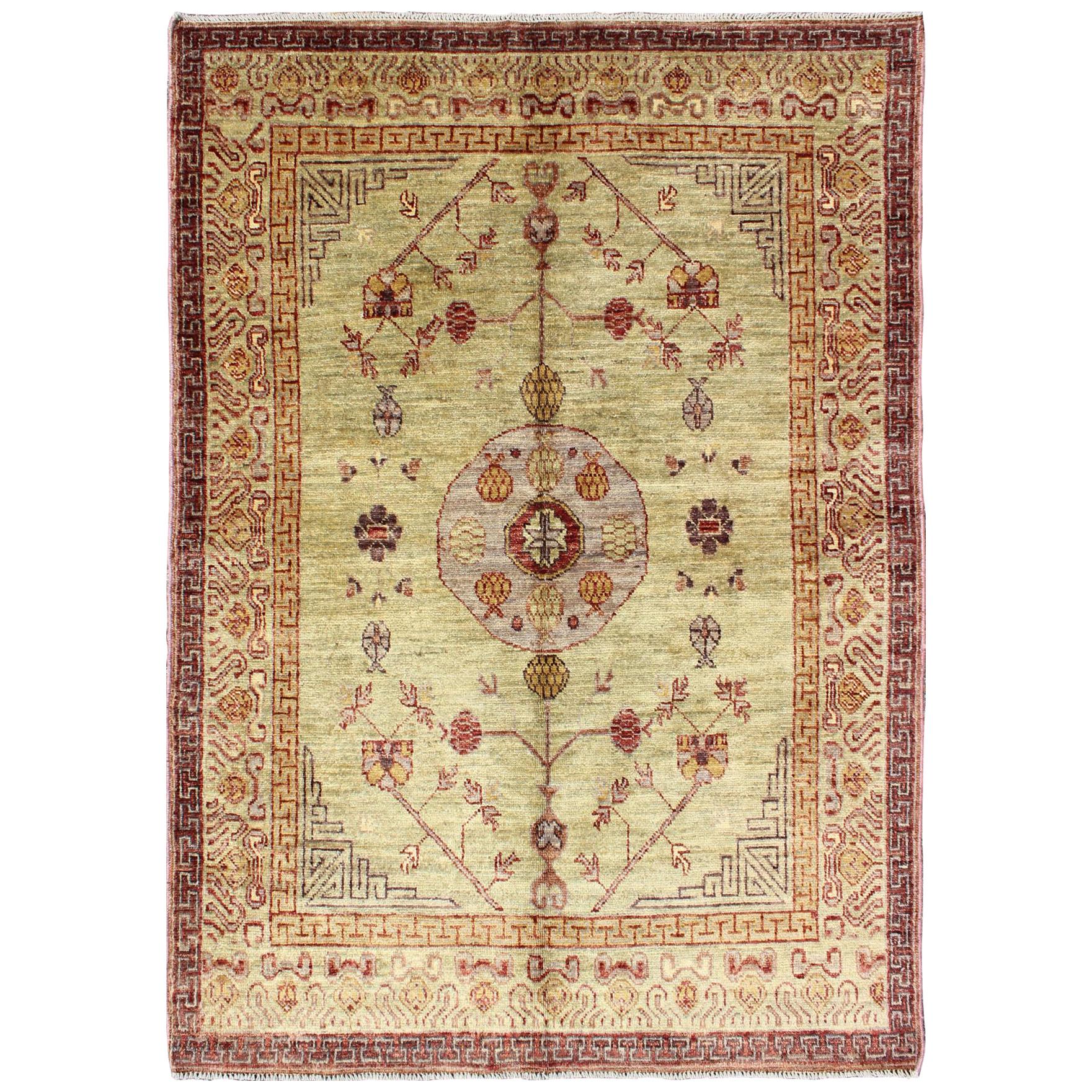 Teppich im Khotan-Design mit kreisförmigem Medaillon auf hellem Pistaziengrün im Angebot