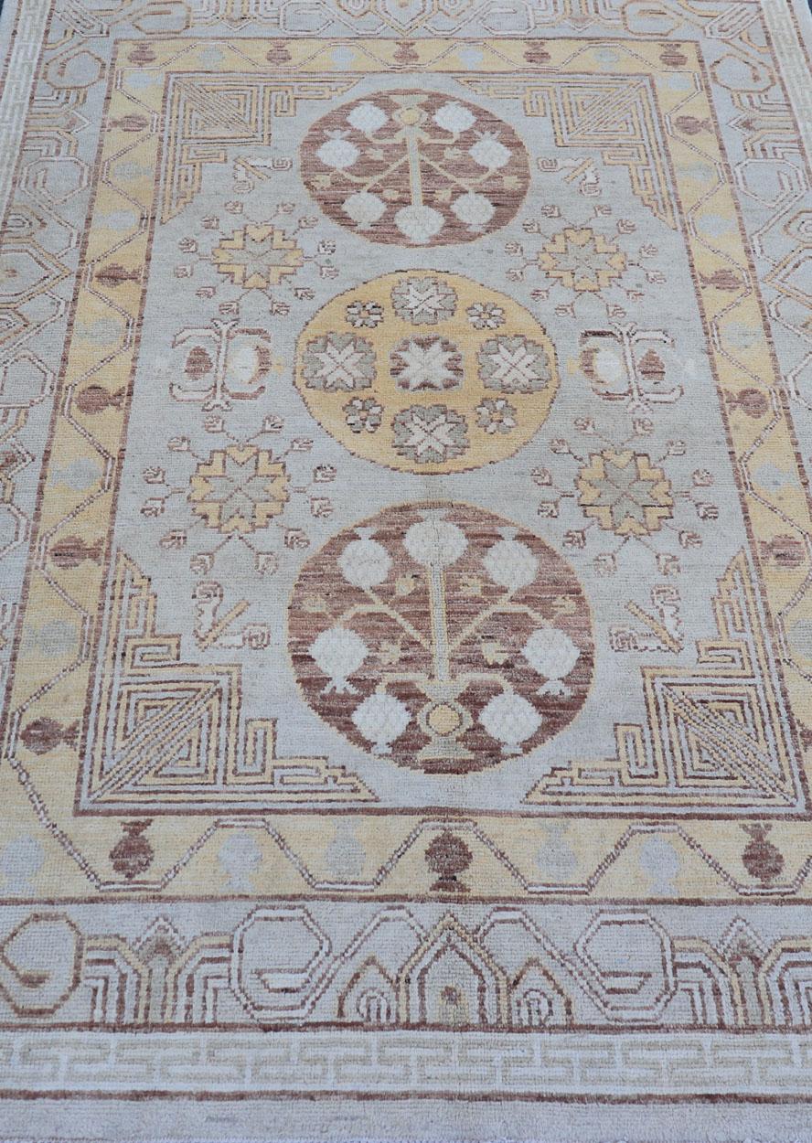 Vintage-Teppich im Khotan-Design mit drei Medaillonmuster in Hellblau-Grün im Angebot 4