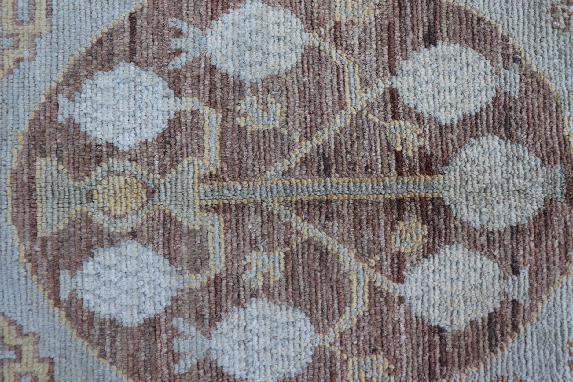 Vintage-Teppich im Khotan-Design mit drei Medaillonmuster in Hellblau-Grün im Angebot 8