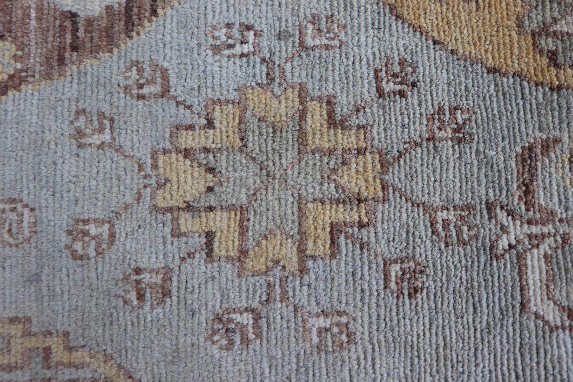 Vintage-Teppich im Khotan-Design mit drei Medaillonmuster in Hellblau-Grün im Angebot 9