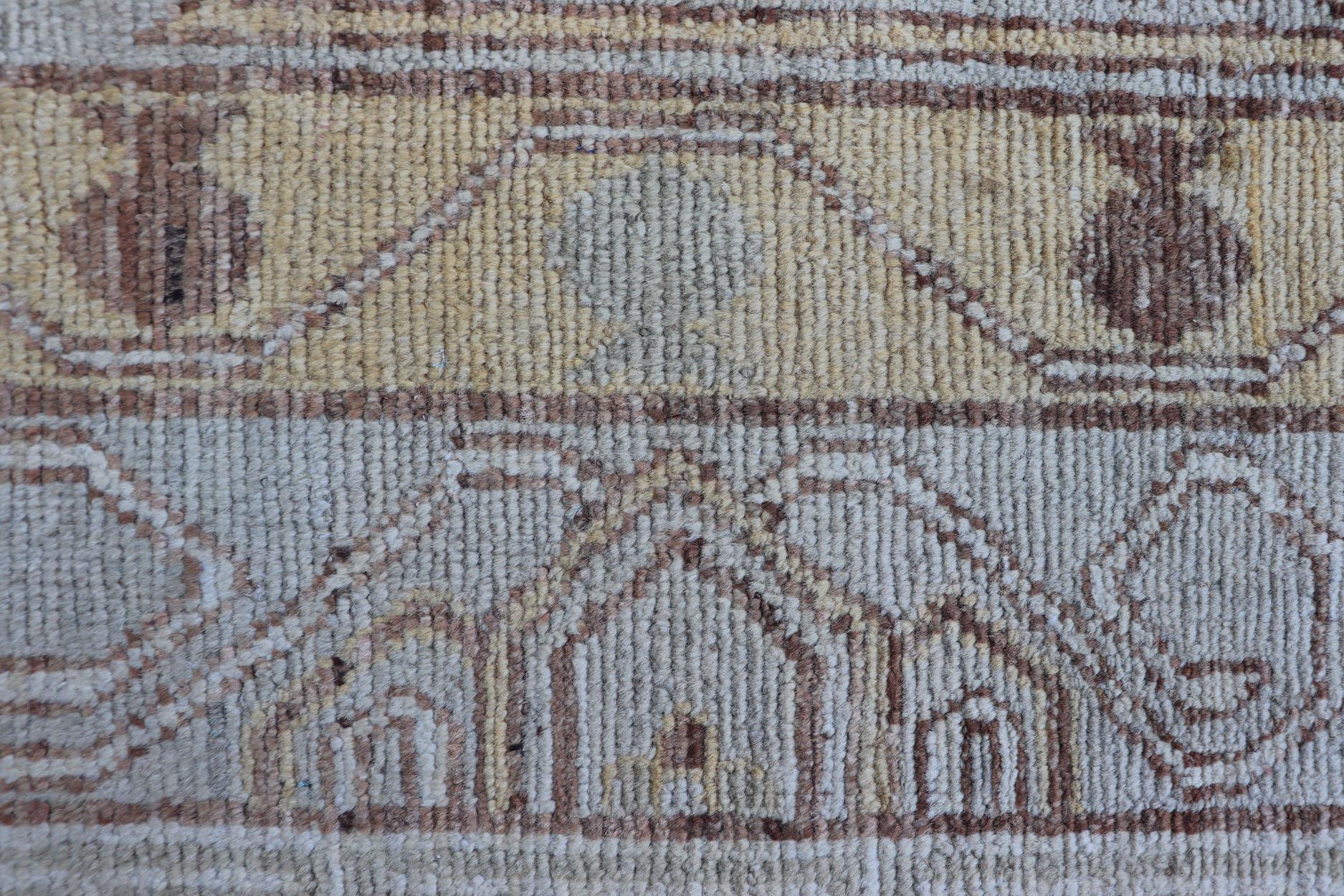 Vintage-Teppich im Khotan-Design mit drei Medaillonmuster in Hellblau-Grün im Angebot 11