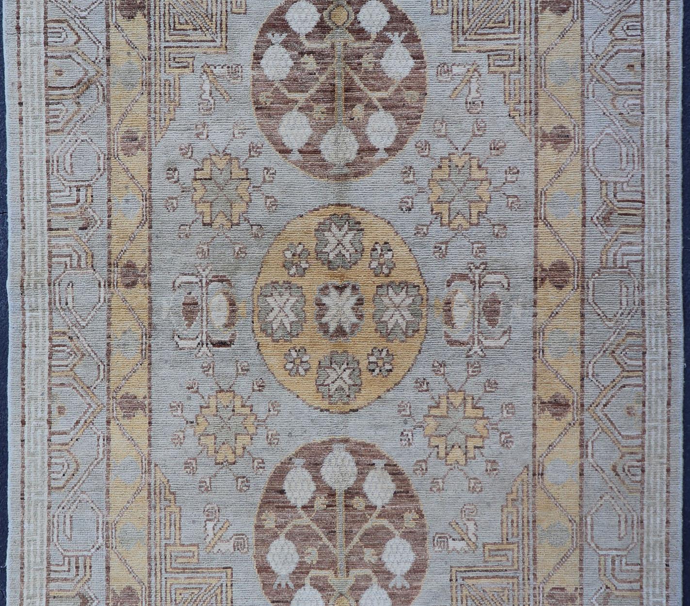 Vintage-Teppich im Khotan-Design mit drei Medaillonmuster in Hellblau-Grün (Afghanisch) im Angebot