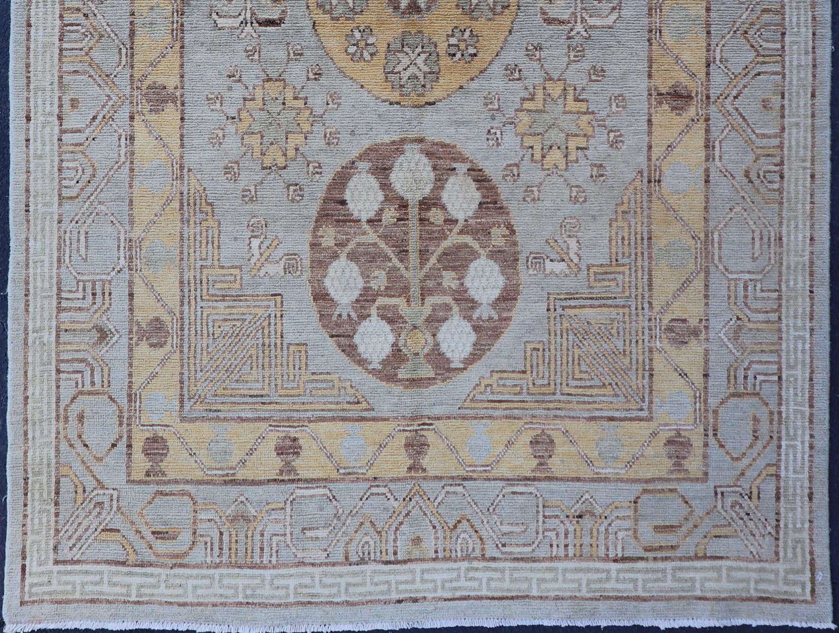 Vintage-Teppich im Khotan-Design mit drei Medaillonmuster in Hellblau-Grün (Handgeknüpft) im Angebot