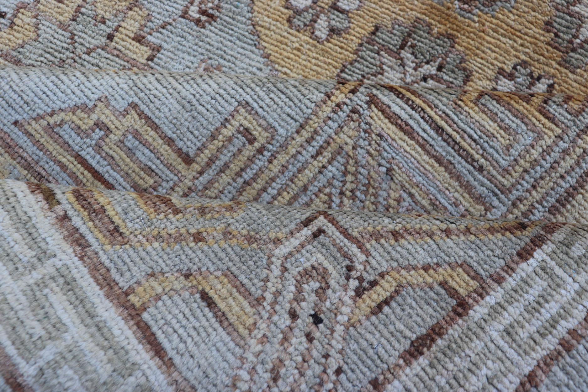 Vintage-Teppich im Khotan-Design mit drei Medaillonmuster in Hellblau-Grün (Wolle) im Angebot