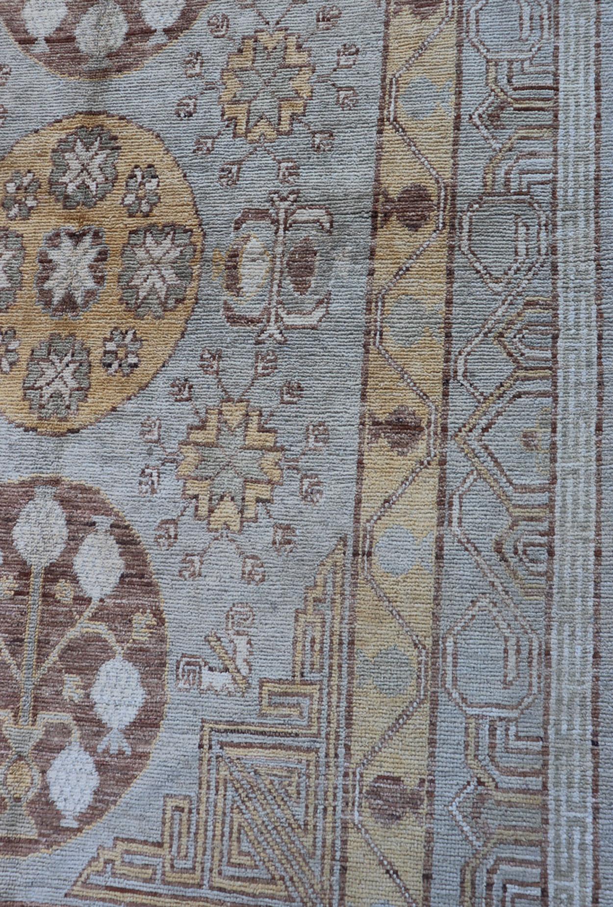 Vintage-Teppich im Khotan-Design mit drei Medaillonmuster in Hellblau-Grün im Angebot 1
