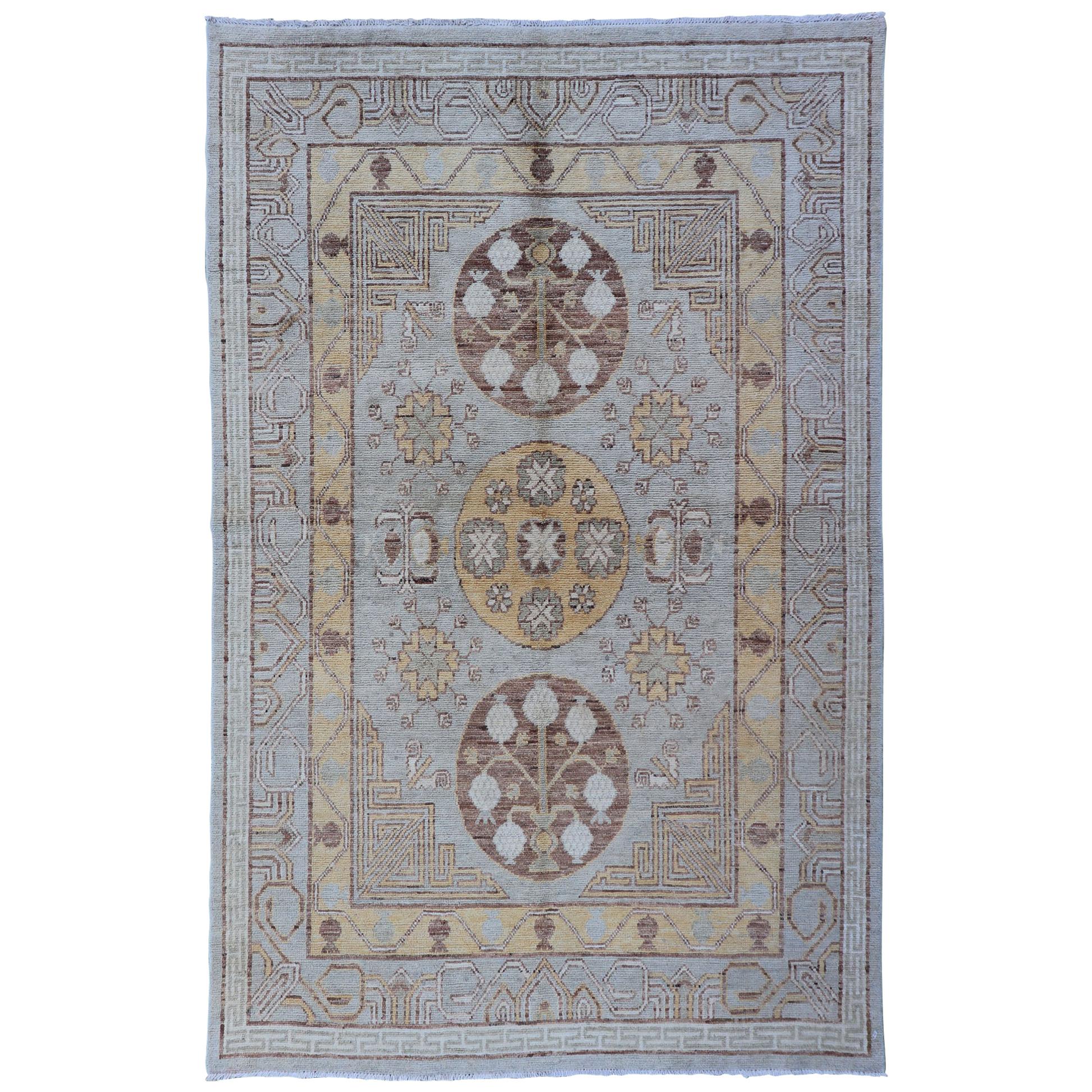 Vintage-Teppich im Khotan-Design mit drei Medaillonmuster in Hellblau-Grün im Angebot
