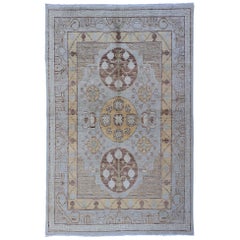 Vintage-Teppich im Khotan-Design mit drei Medaillonmuster in Hellblau-Grün