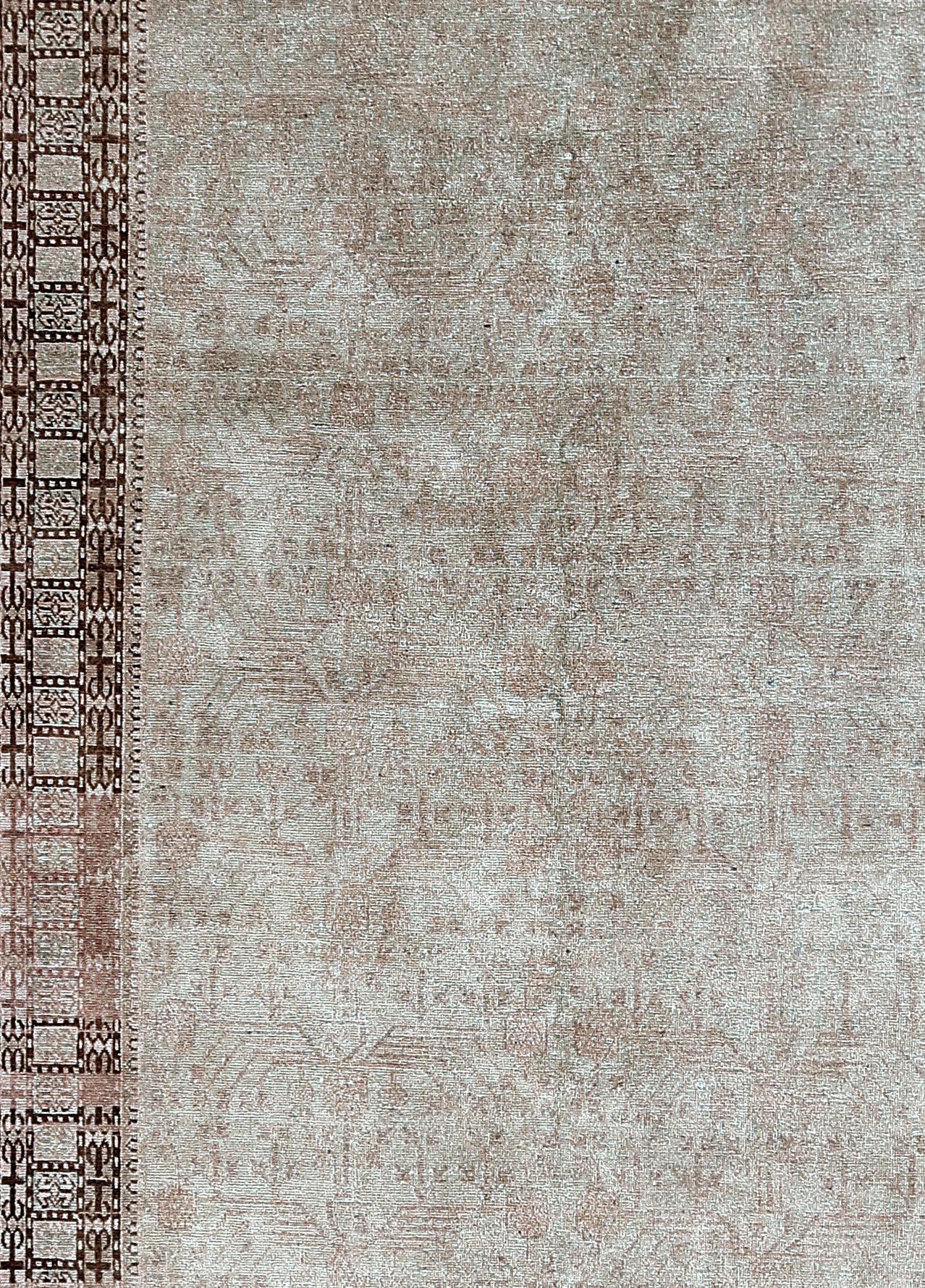 6'5 x 13'1. Antique Khotan avec un abrash naturel sur les bordures. Un abrash est un changement de couleur naturel qui se produit lorsque différents colorants sont utilisés et qui confère au tapis un caractère unique et une beauté supplémentaire. Le