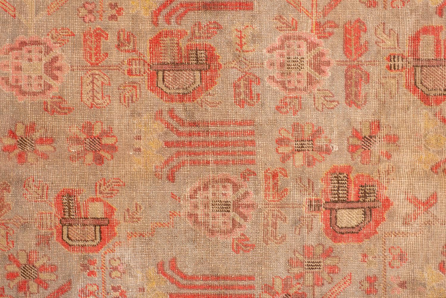 Turkestan Tapis long Khotan avec un champ brun clair et un bordure corail en vente