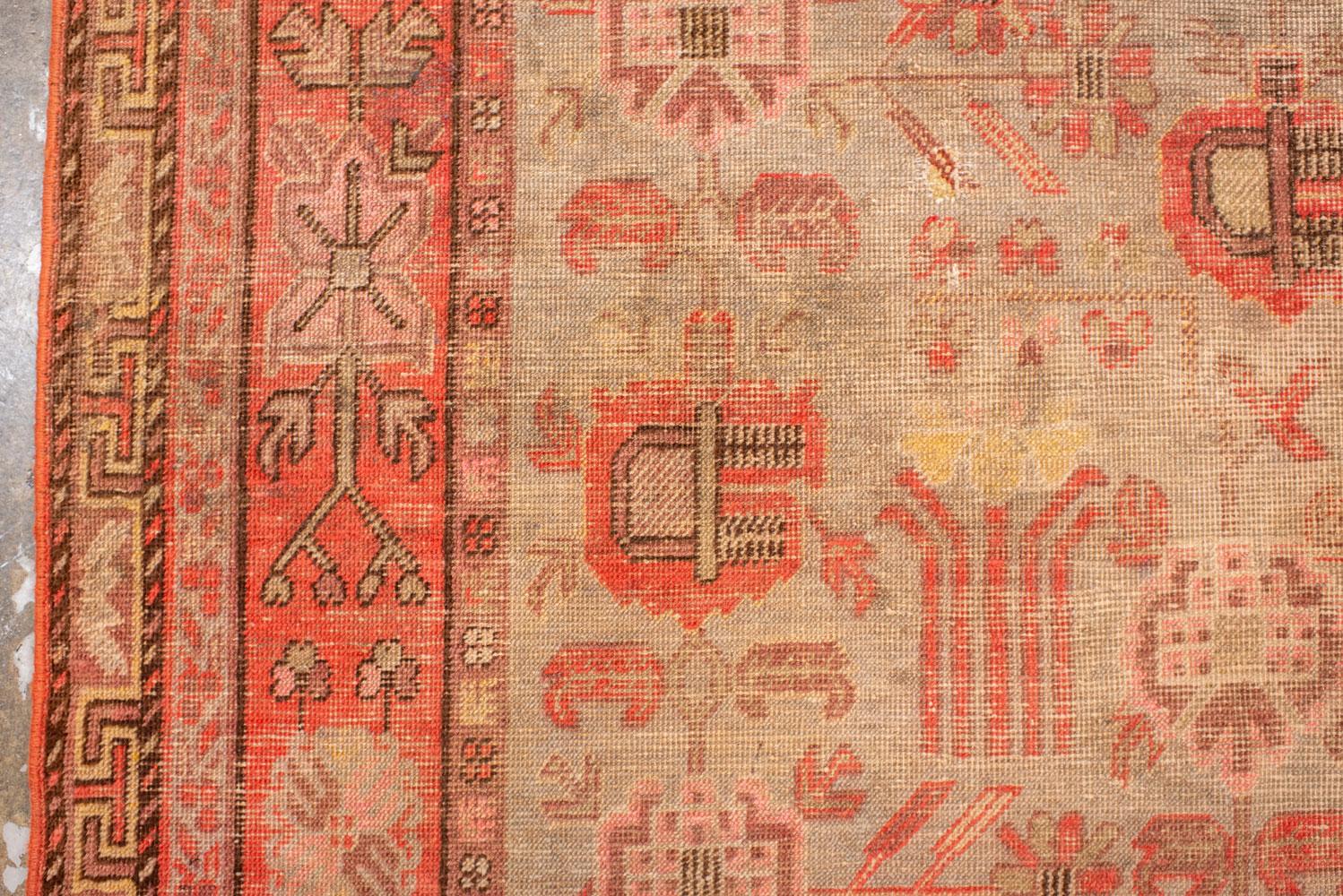 Noué à la main Tapis long Khotan avec un champ brun clair et un bordure corail en vente