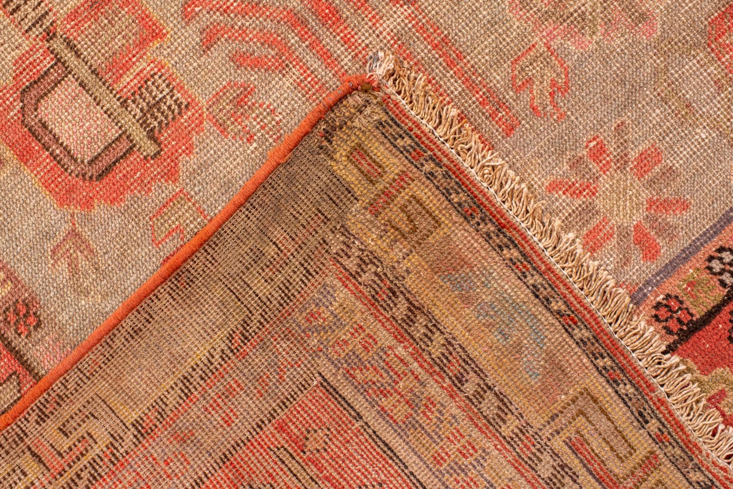Tapis long Khotan avec un champ brun clair et un bordure corail Bon état - En vente à New York, NY