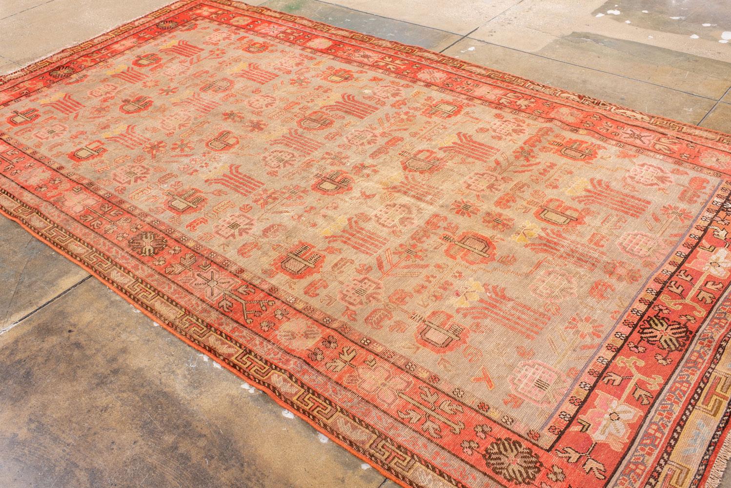Laine Tapis long Khotan avec un champ brun clair et un bordure corail en vente