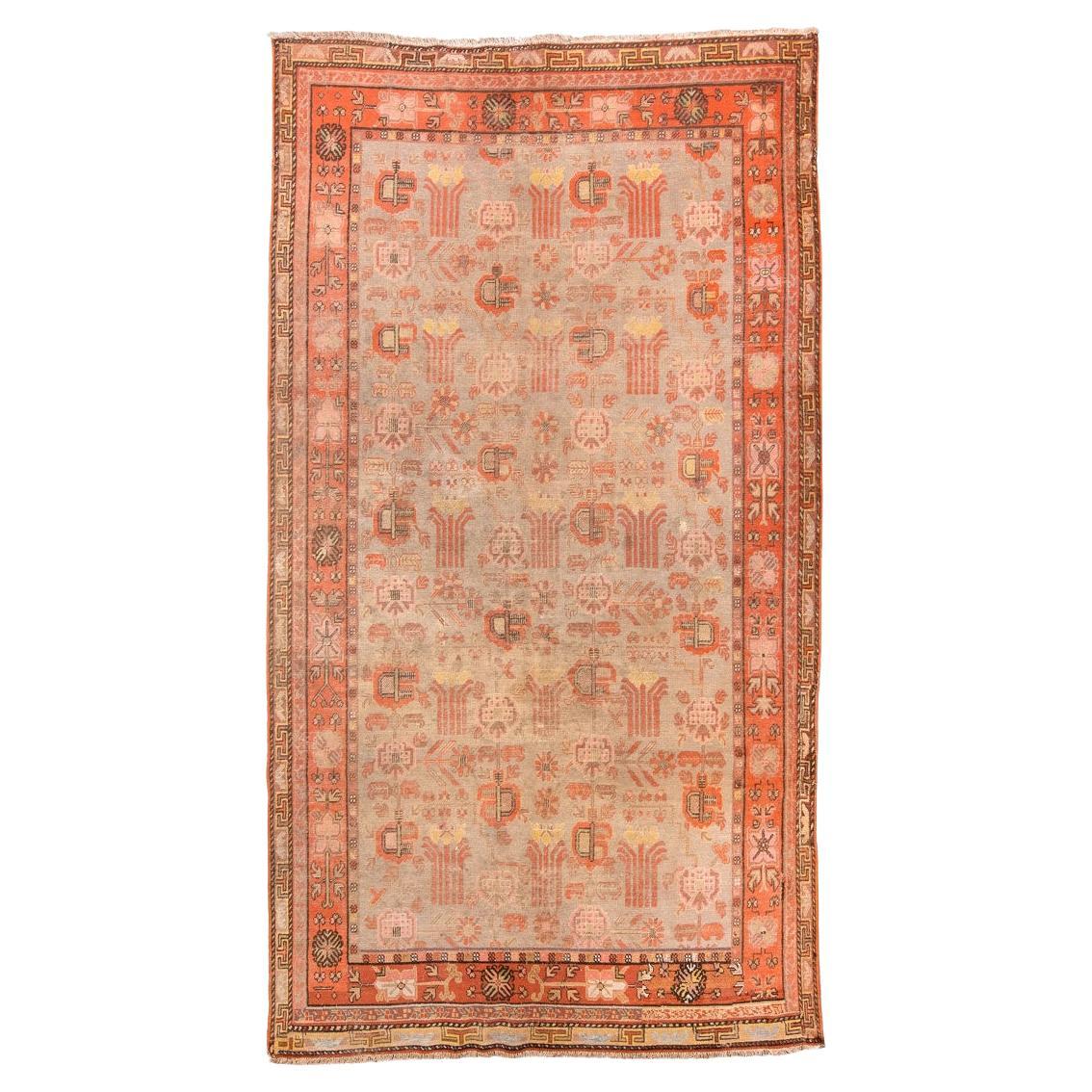 Tapis long Khotan avec un champ brun clair et un bordure corail en vente