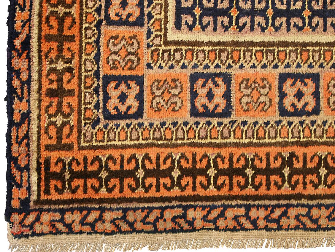 Dieser Vintage-Teppich ist ein Khotan, der zwischen 1950 und 1970 in Sinkiang (Xinjiang) im Nordosten Chinas, dem als Ostturkestan bekannten Gebiet, hergestellt wurde. Es misst 240 × 132 cm (7' 10