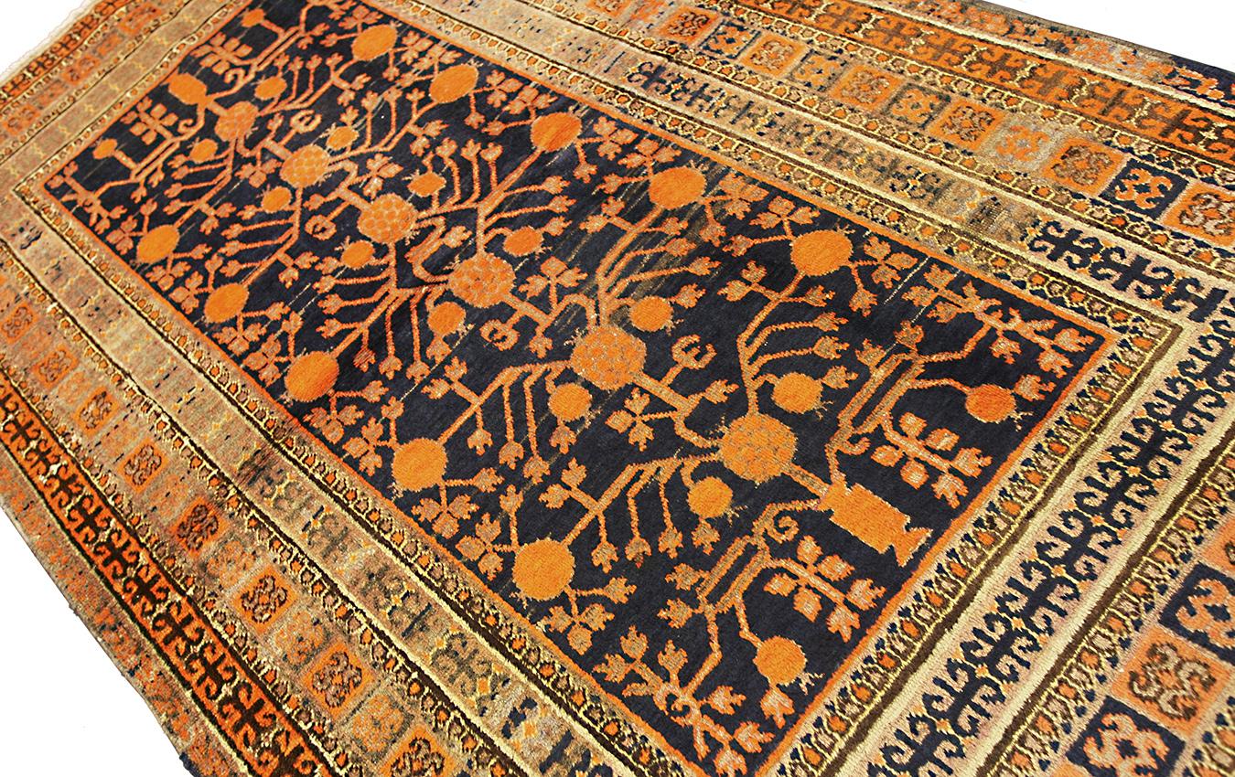 Turkestanischer Granatapfel-Teppich im Vintage-Stil, 1950-1970 (Khotan) im Angebot