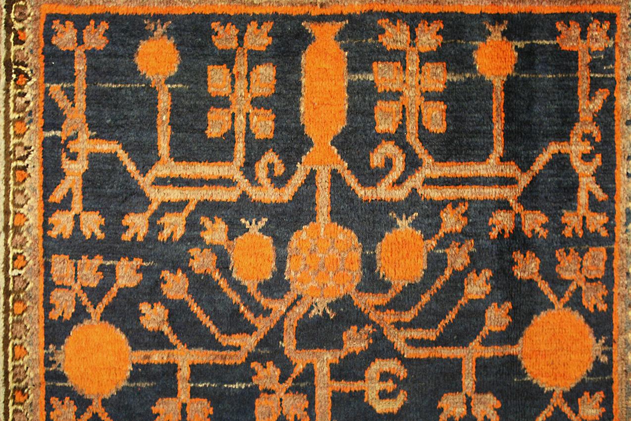 Turkestanischer Granatapfel-Teppich im Vintage-Stil, 1950-1970 (Ostturkestanisch) im Angebot