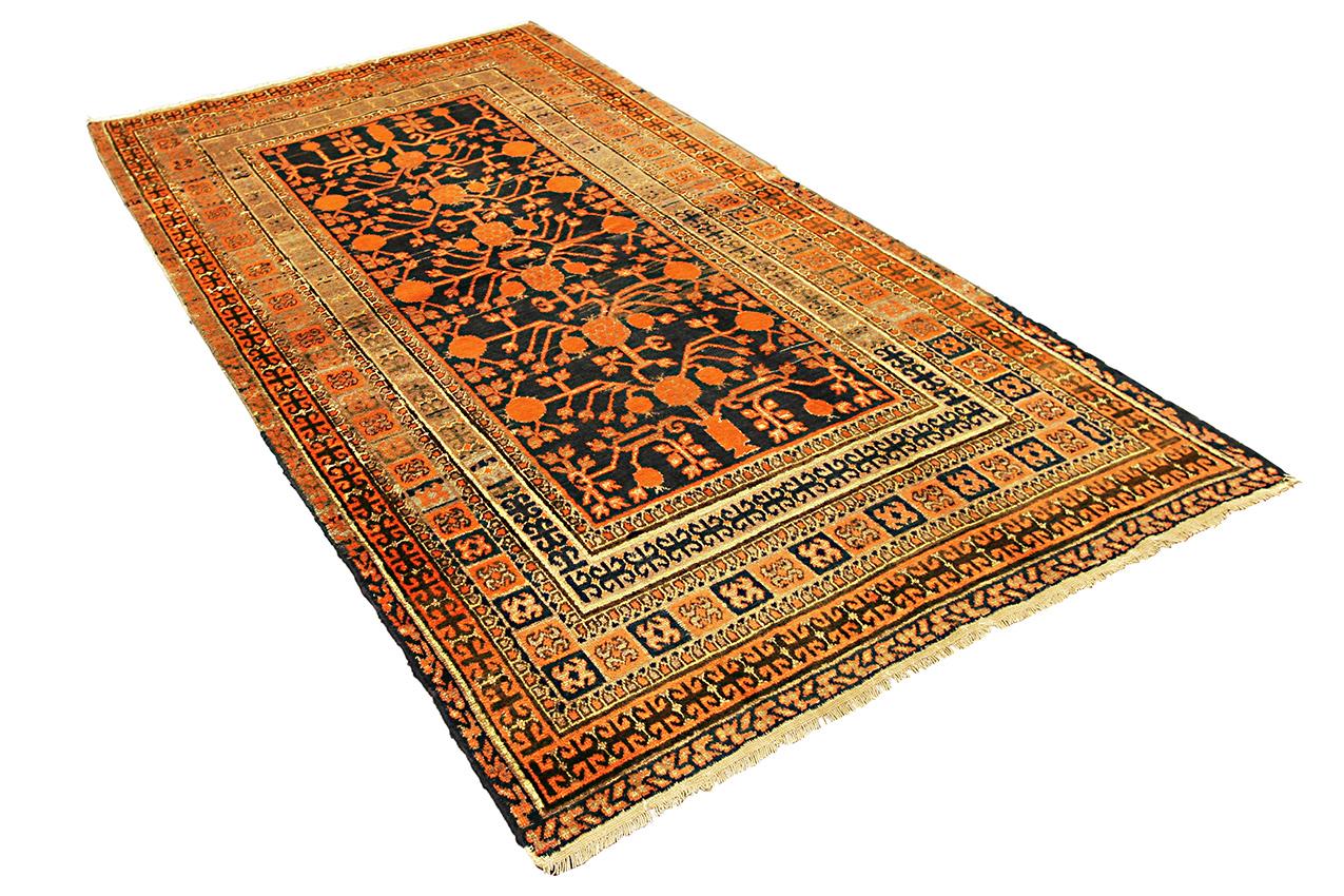 Turkestanischer Granatapfel-Teppich im Vintage-Stil, 1950-1970 im Zustand „Gut“ im Angebot in Ferrara, IT