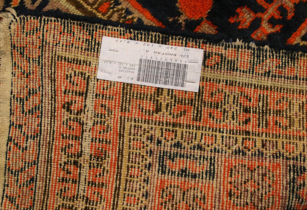 Turkestanischer Granatapfel-Teppich im Vintage-Stil, 1950-1970 (20. Jahrhundert) im Angebot