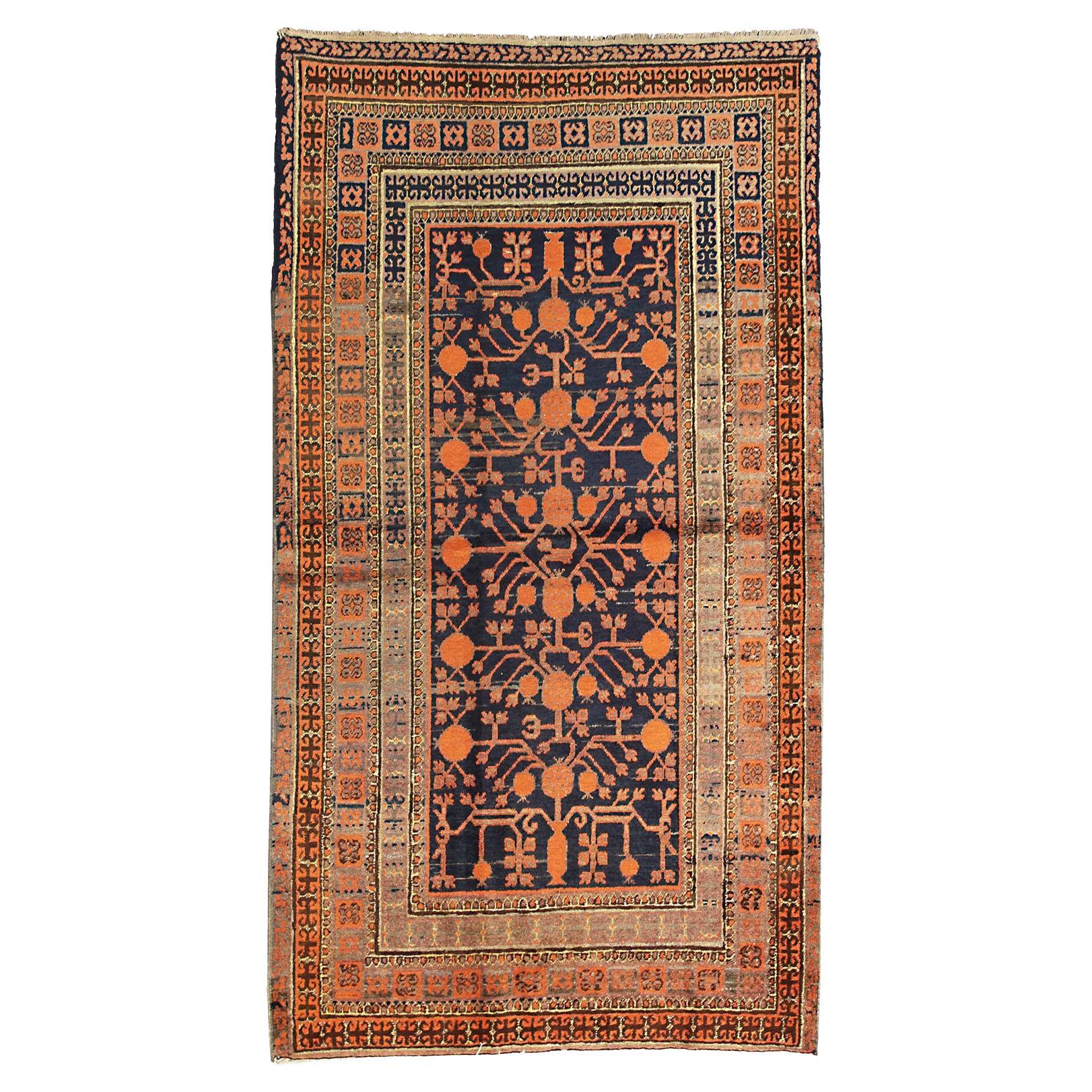 Turkestanischer Granatapfel-Teppich im Vintage-Stil, 1950-1970 im Angebot