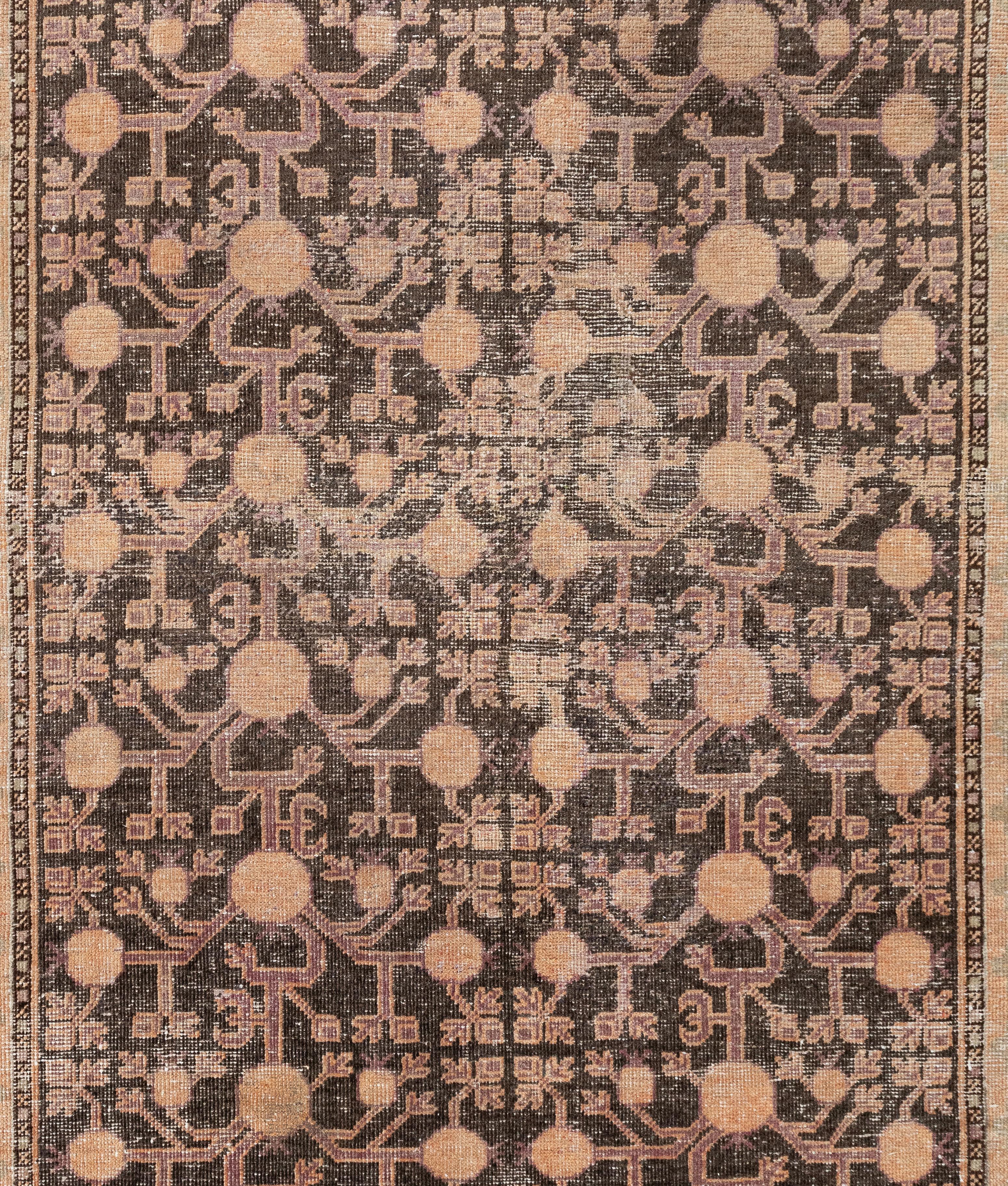 Tapis Khotan vintage d'Ouzbékistan - Une beauté tissée à la main vieille de 80 ans en vente 3