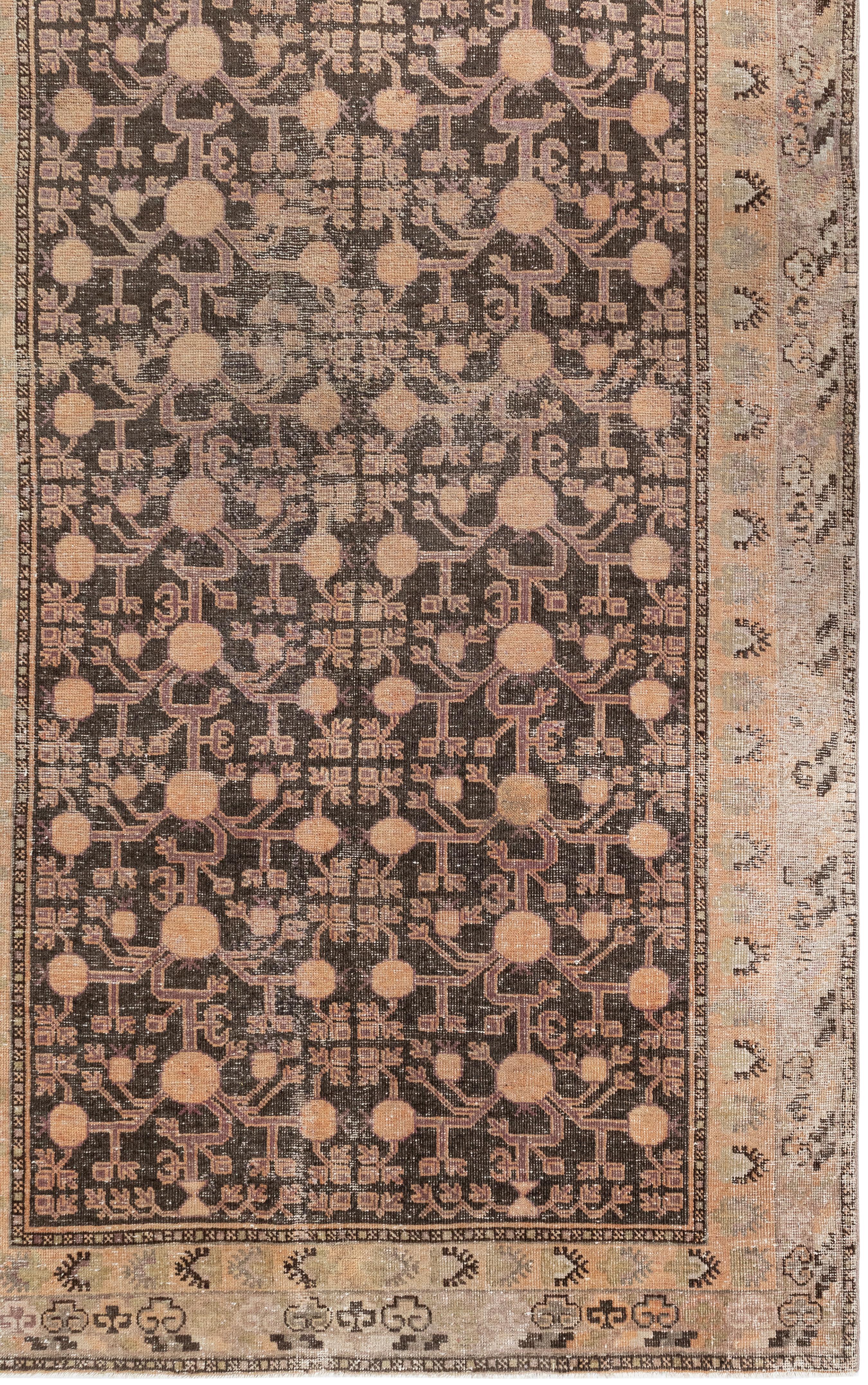Tapis Khotan vintage d'Ouzbékistan - Une beauté tissée à la main vieille de 80 ans en vente 4
