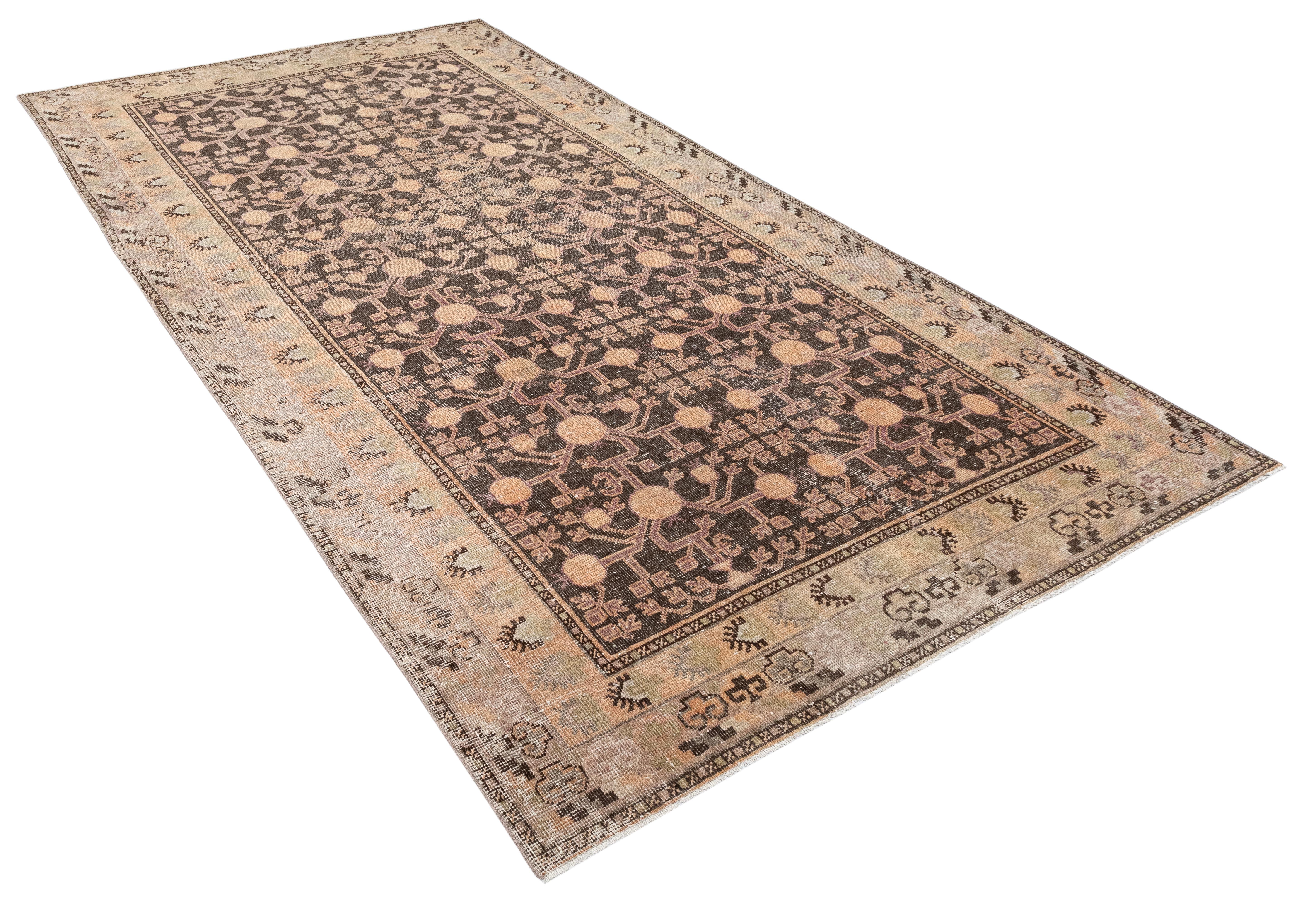 Noué à la main Tapis Khotan vintage d'Ouzbékistan - Une beauté tissée à la main vieille de 80 ans en vente