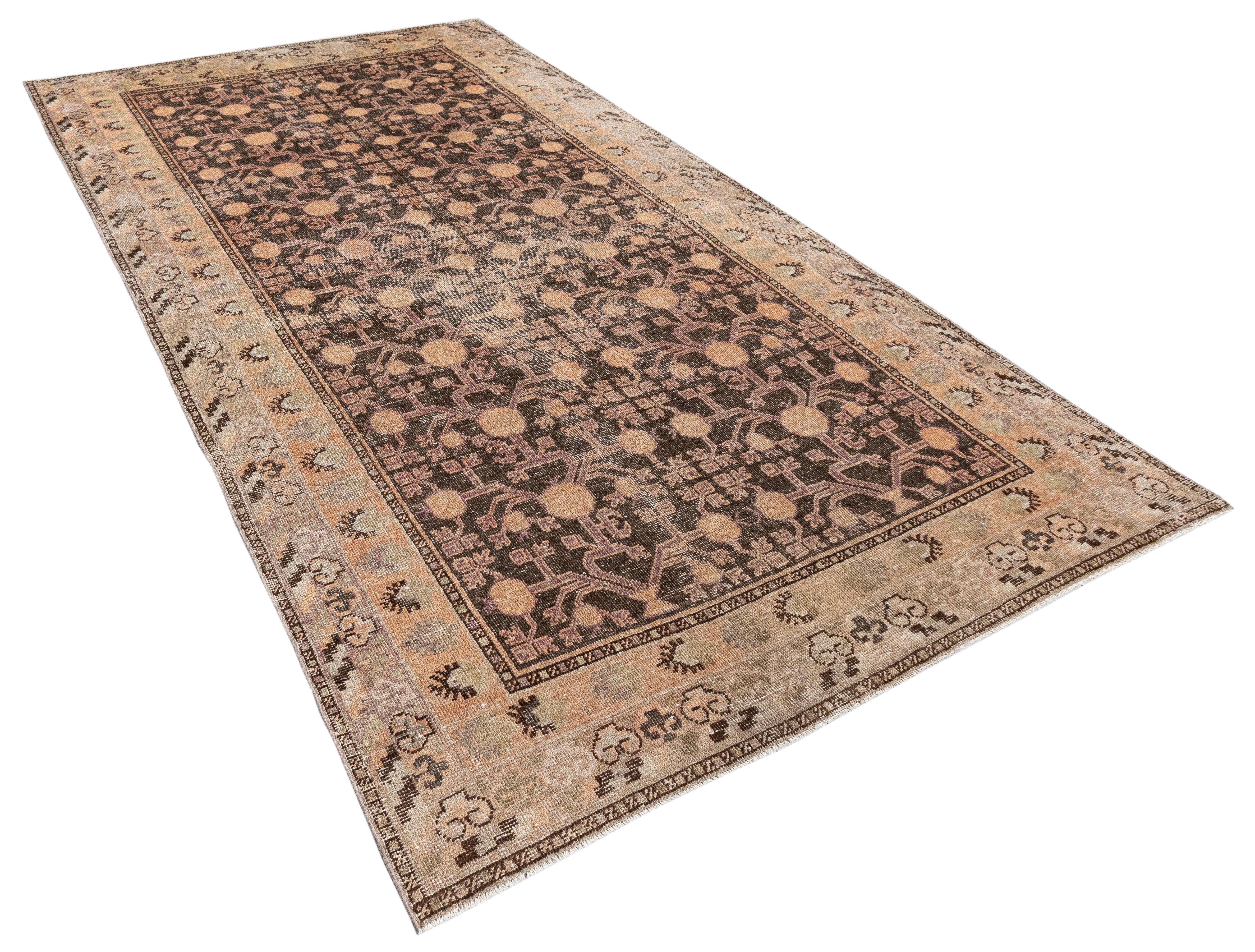 Tapis Khotan vintage d'Ouzbékistan - Une beauté tissée à la main vieille de 80 ans Bon état - En vente à New York, NY