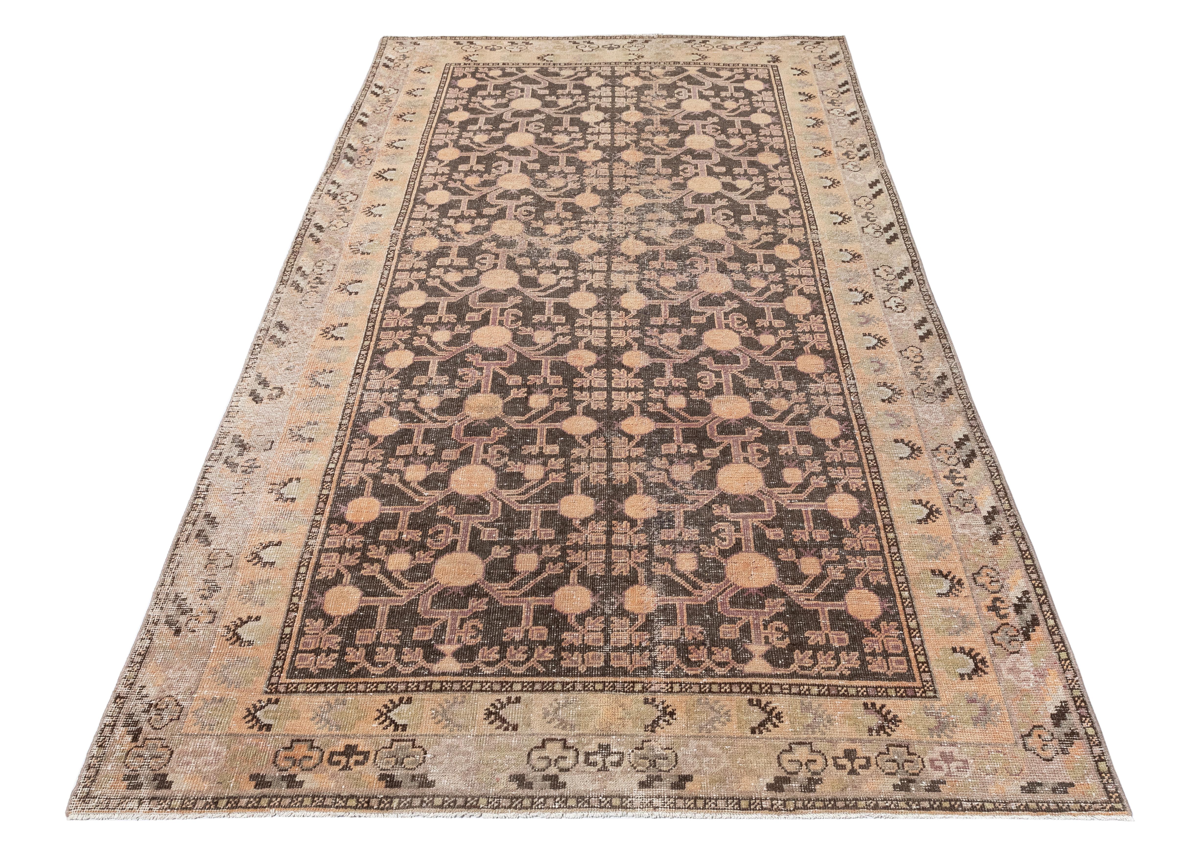 Milieu du XXe siècle Tapis Khotan vintage d'Ouzbékistan - Une beauté tissée à la main vieille de 80 ans en vente
