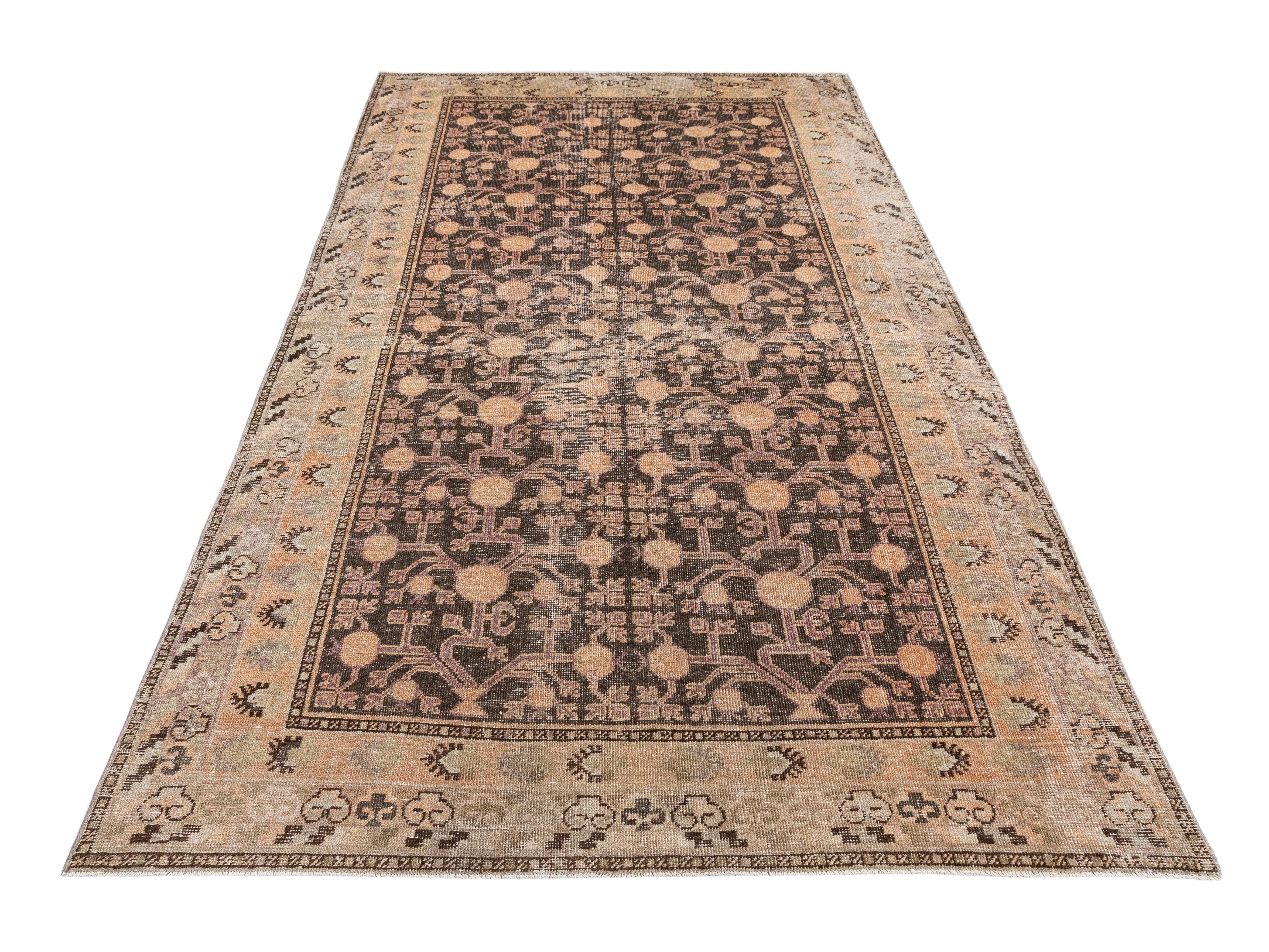 Laine Tapis Khotan vintage d'Ouzbékistan - Une beauté tissée à la main vieille de 80 ans en vente
