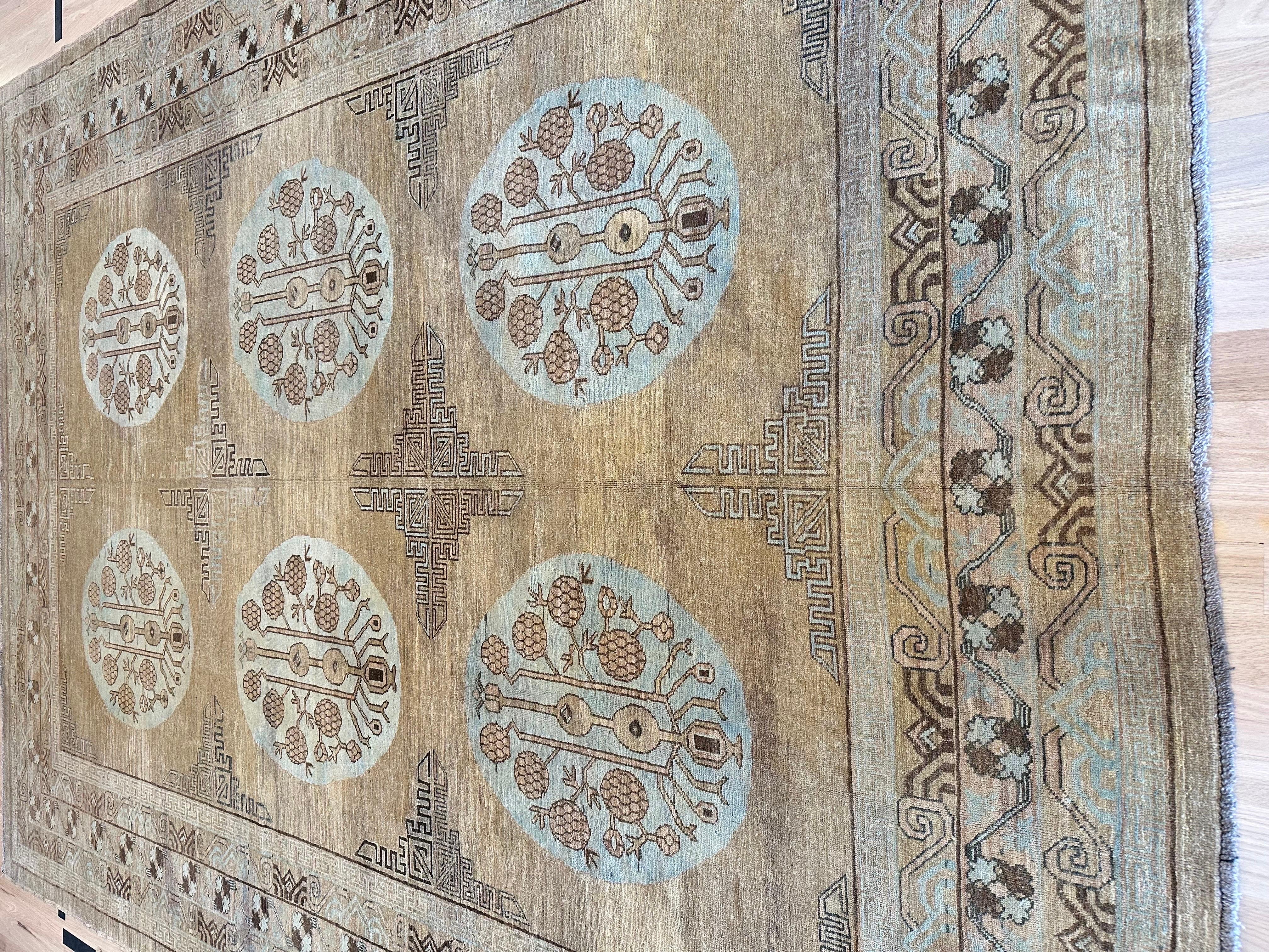 Vintage Khotan Teppich, Handgefertigter Orientteppich, Hellblau, Karamell, Braun, Grau im Angebot 3