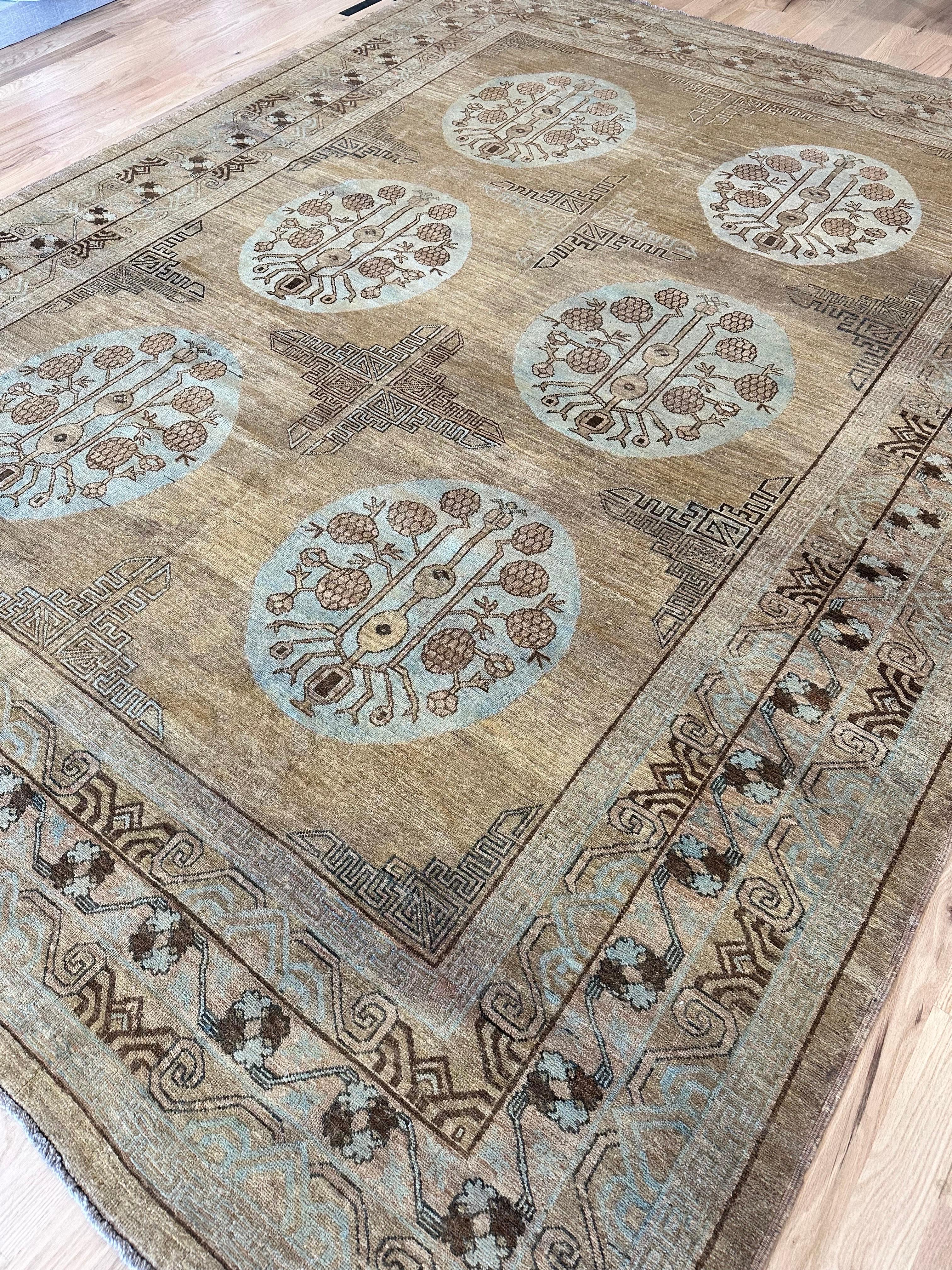Alfombra Khotan vintage, alfombra oriental hecha a mano, azul claro, caramelo, marrón, gris en venta 3