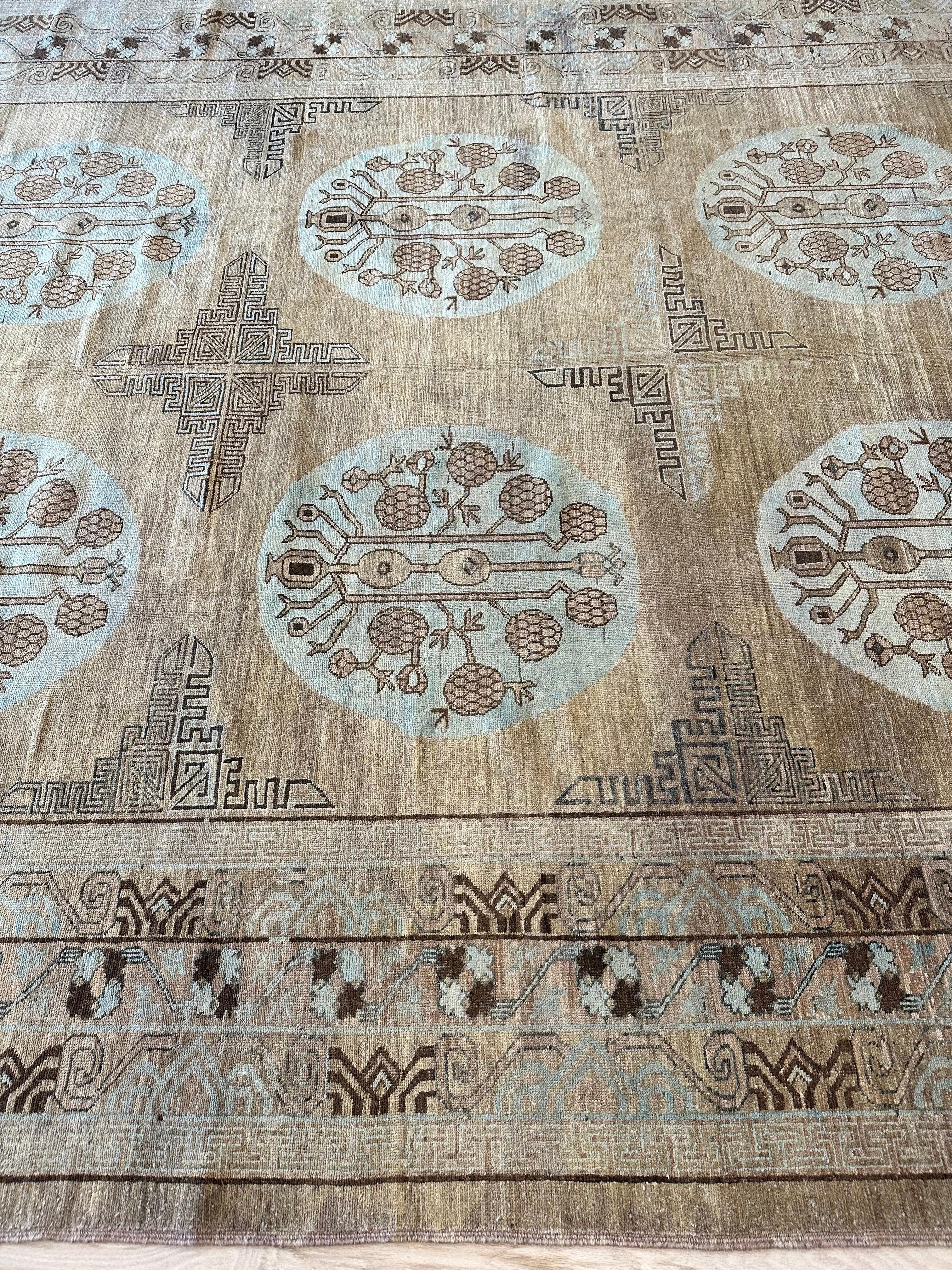 Alfombra Khotan vintage, alfombra oriental hecha a mano, azul claro, caramelo, marrón, gris en venta 4