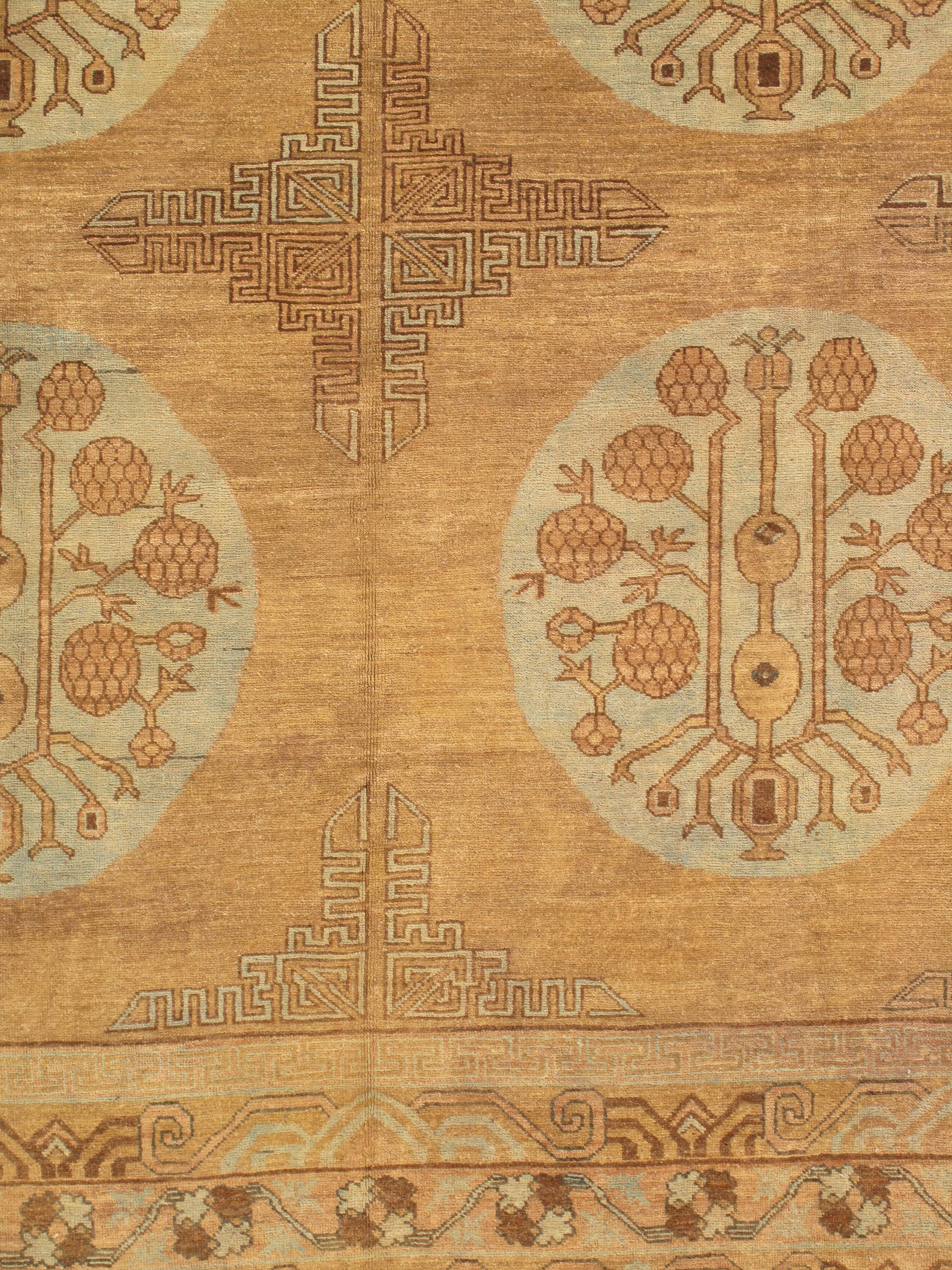 Vintage-Teppiche aus Khotan sind exquisite Webkunstwerke, die aus der alten Oasenstadt Khotan stammen, die an der alten Seidenstraße in der heutigen autonomen Region Xinjiang-Uigurien in China liegt. Diese Teppiche werden für ihre einzigartige