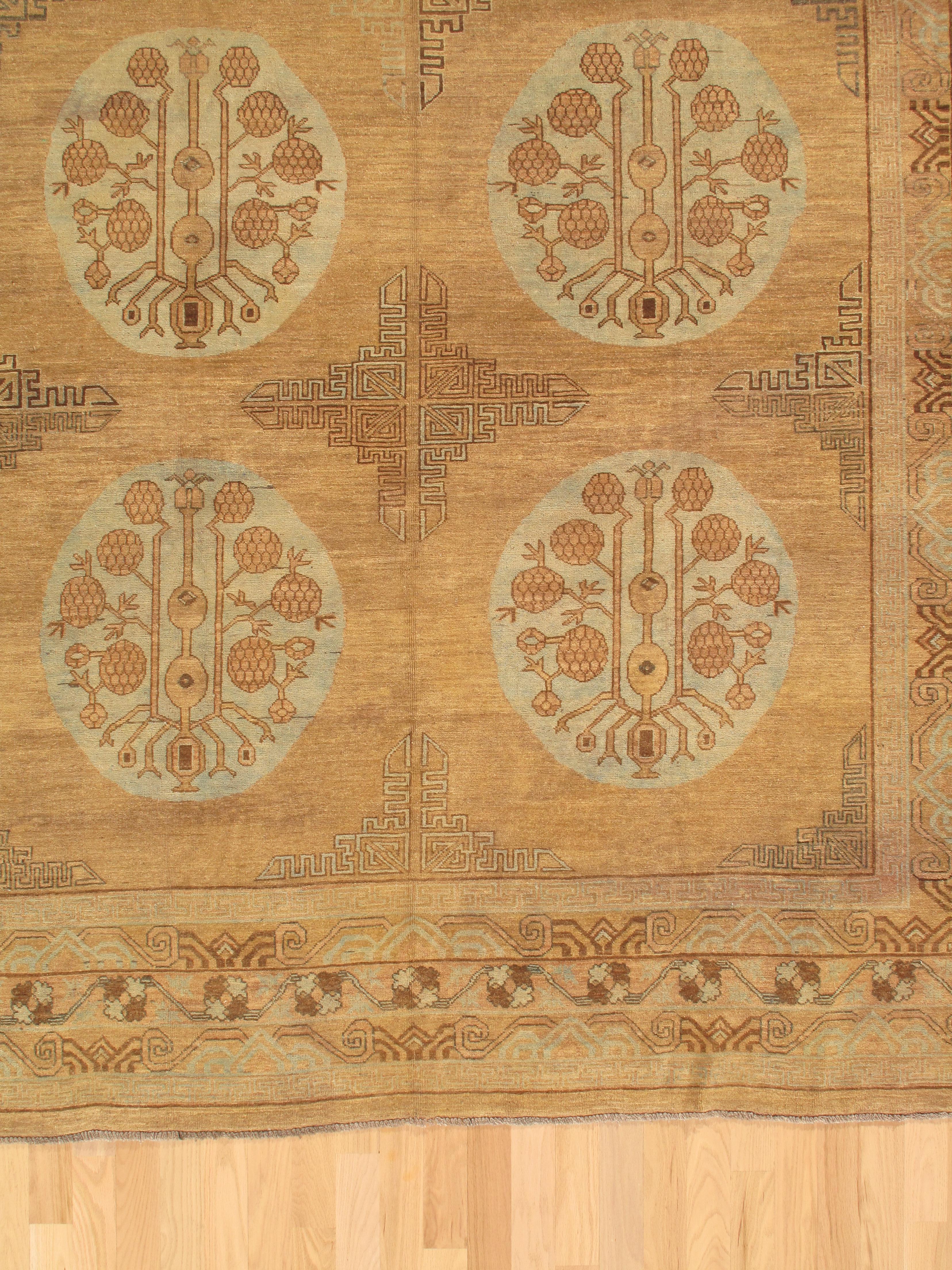 Vintage Khotan Teppich, Handgefertigter Orientteppich, Hellblau, Karamell, Braun, Grau (Ostturkestanisch) im Angebot