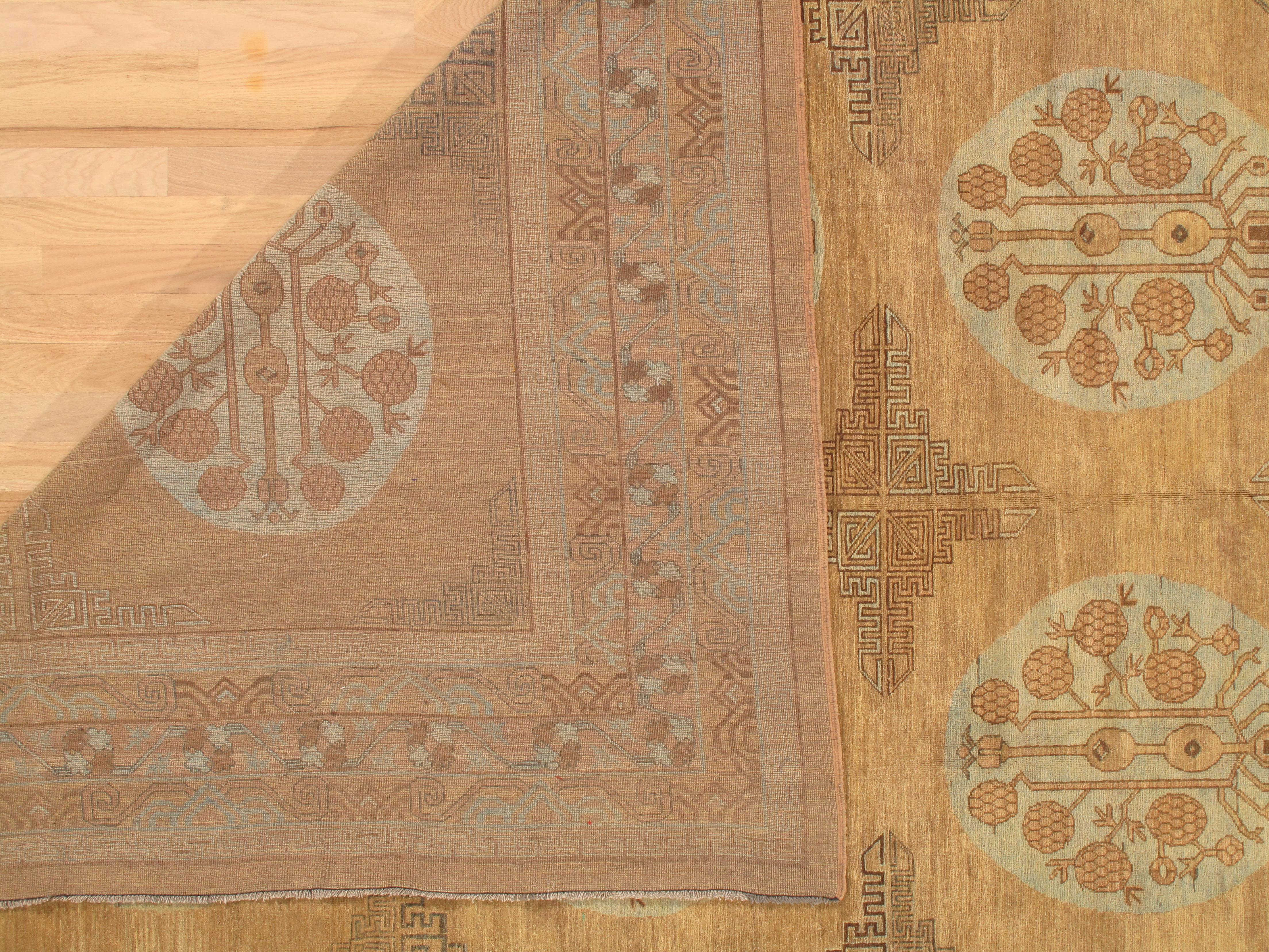 Vintage Khotan Teppich, Handgefertigter Orientteppich, Hellblau, Karamell, Braun, Grau (20. Jahrhundert) im Angebot