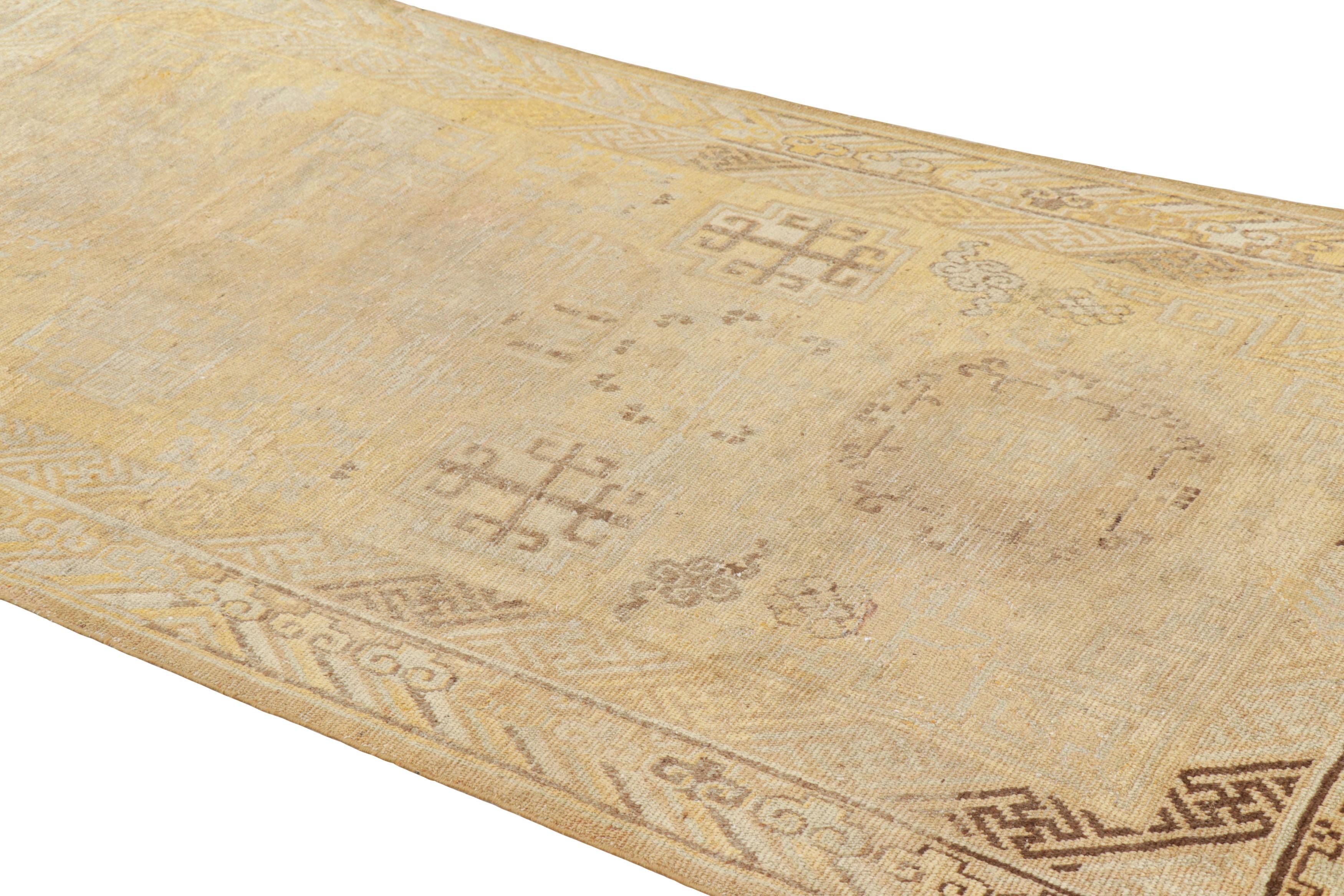 Annodato a mano in lana, questo tappeto vintage Khots Rugs 5×10, del 1950-1960 circa, originario del Turkestan orientale, presenta disegni a medaglione in una serie di motivi geometrici e orientali. 

Sul design: 

I tappeti Khotan sono noti per il