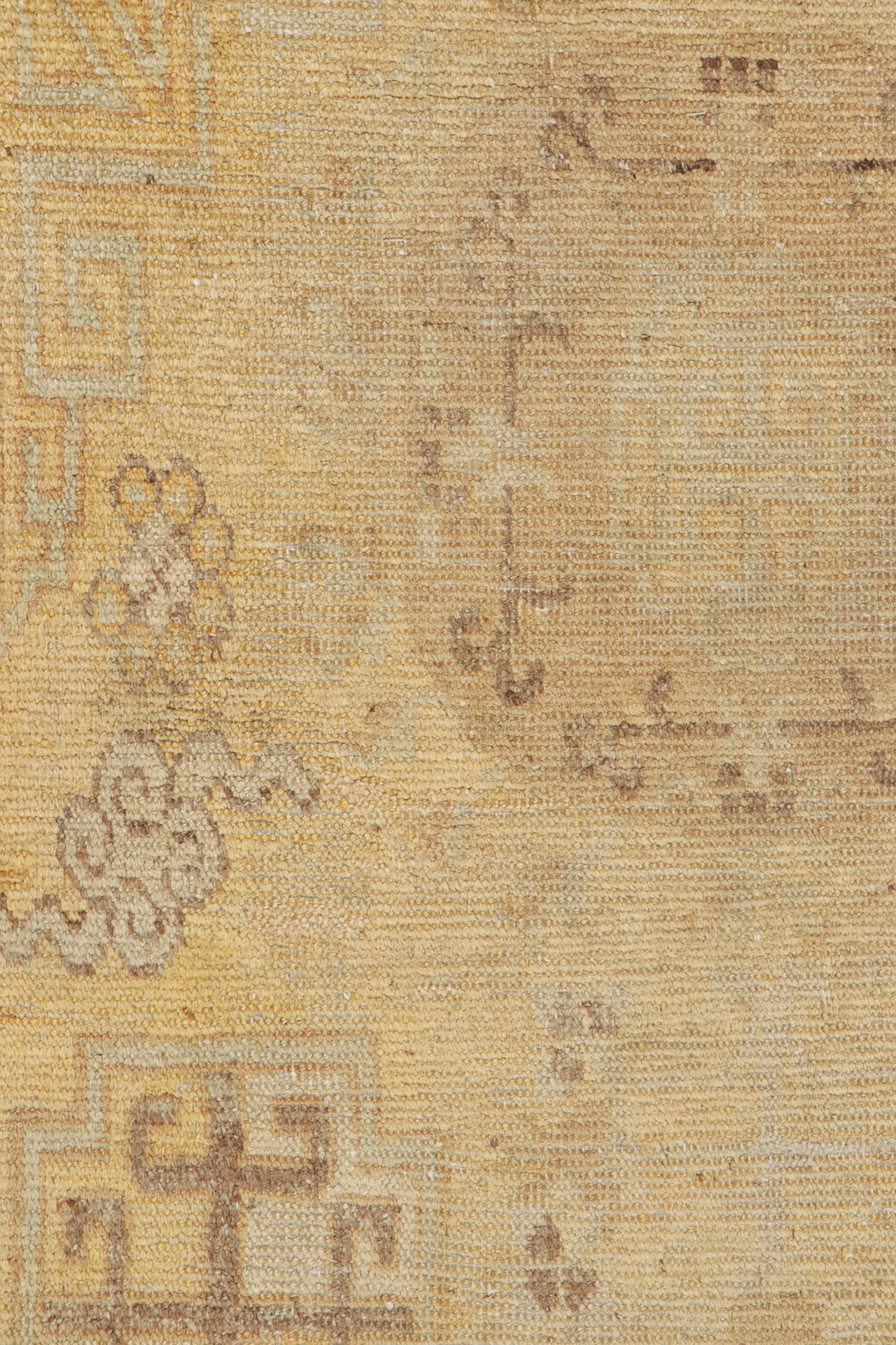 Turkestan orientale Tappeto Khotan vintage in oro e marrone con medaglioni da Rug & Kilim in vendita