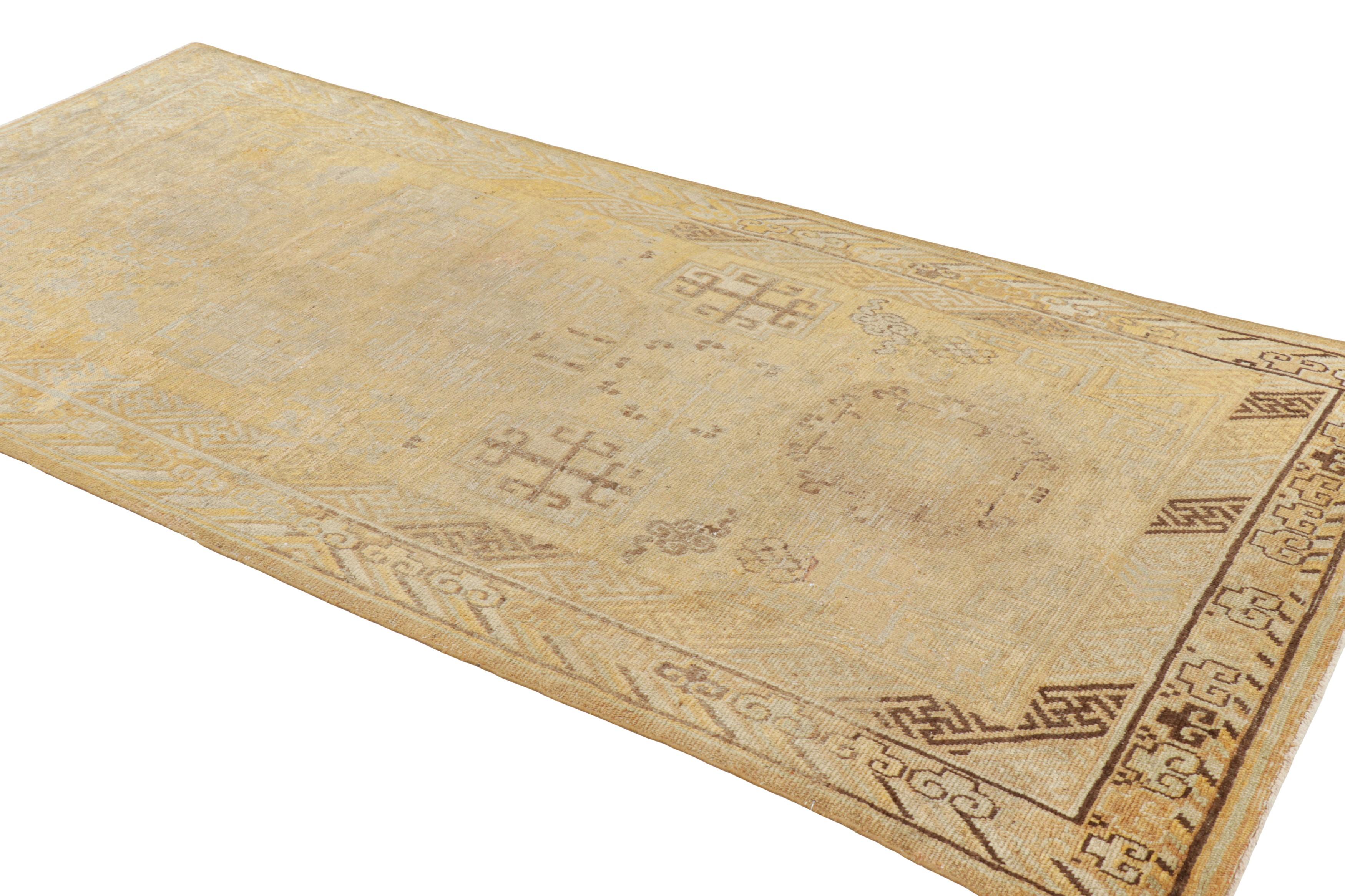 Annodato a mano Tappeto Khotan vintage in oro e marrone con medaglioni da Rug & Kilim in vendita