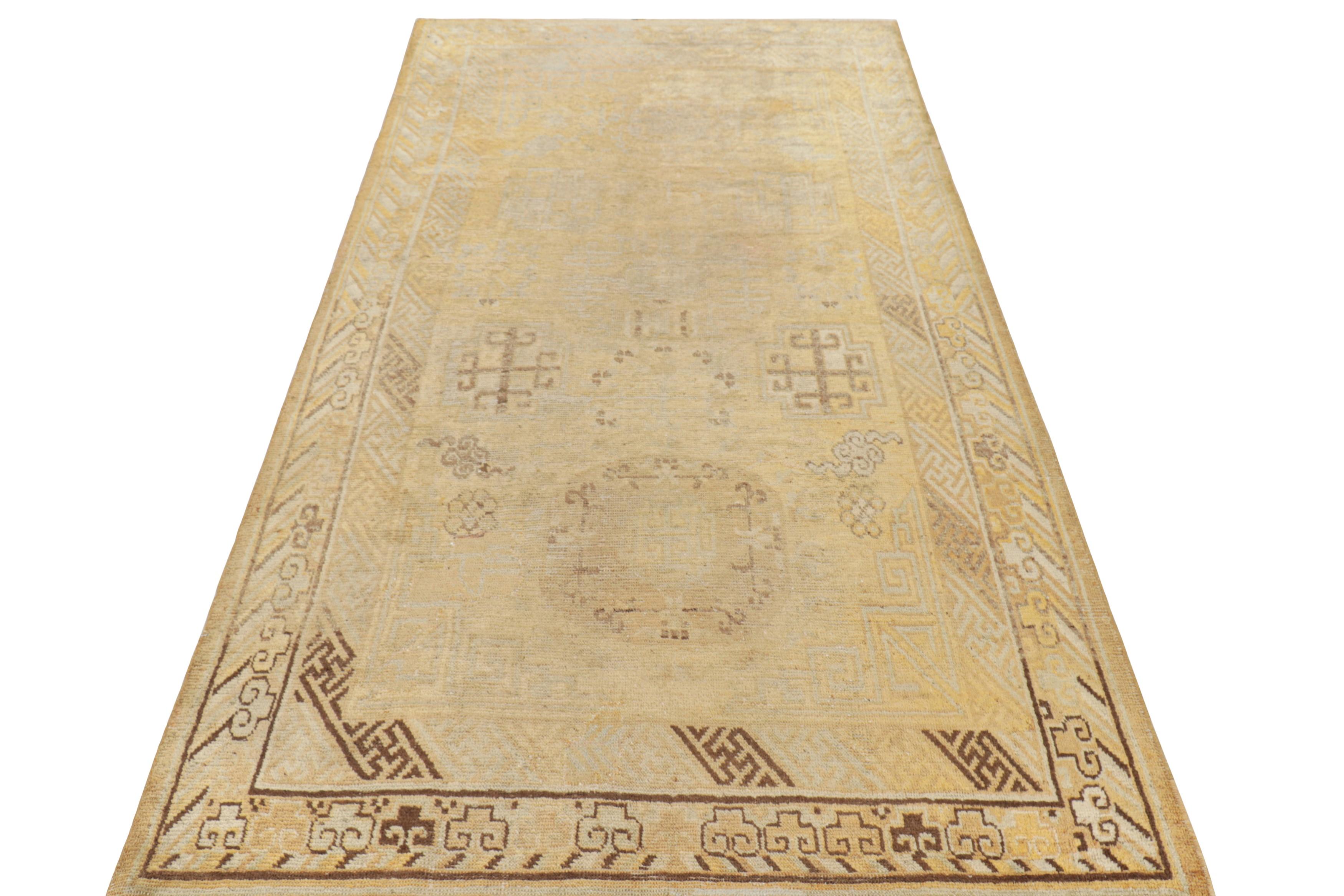 Tappeto Khotan vintage in oro e marrone con medaglioni da Rug & Kilim In condizioni buone in vendita a Long Island City, NY