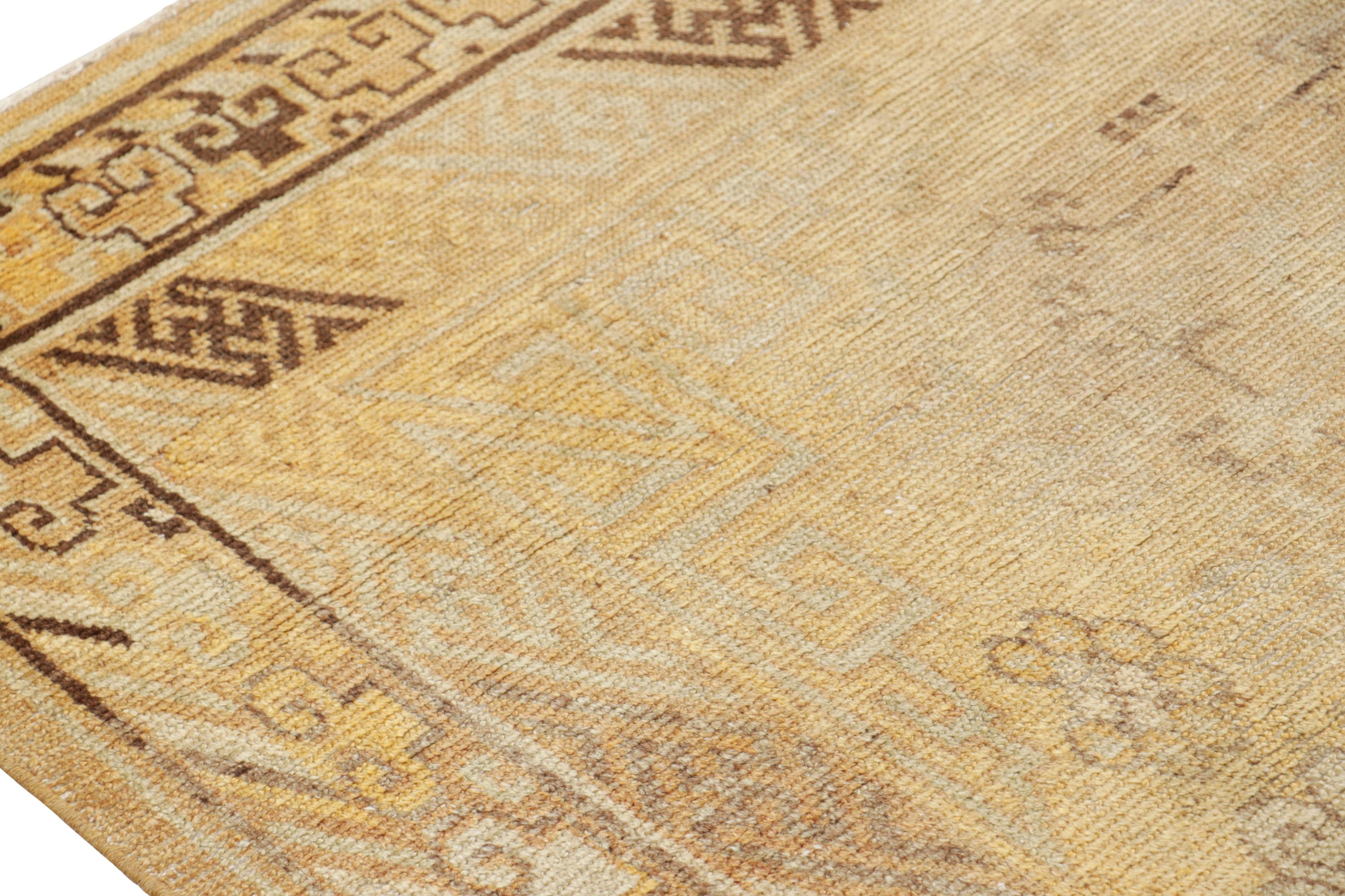 Metà XX secolo Tappeto Khotan vintage in oro e marrone con medaglioni da Rug & Kilim in vendita