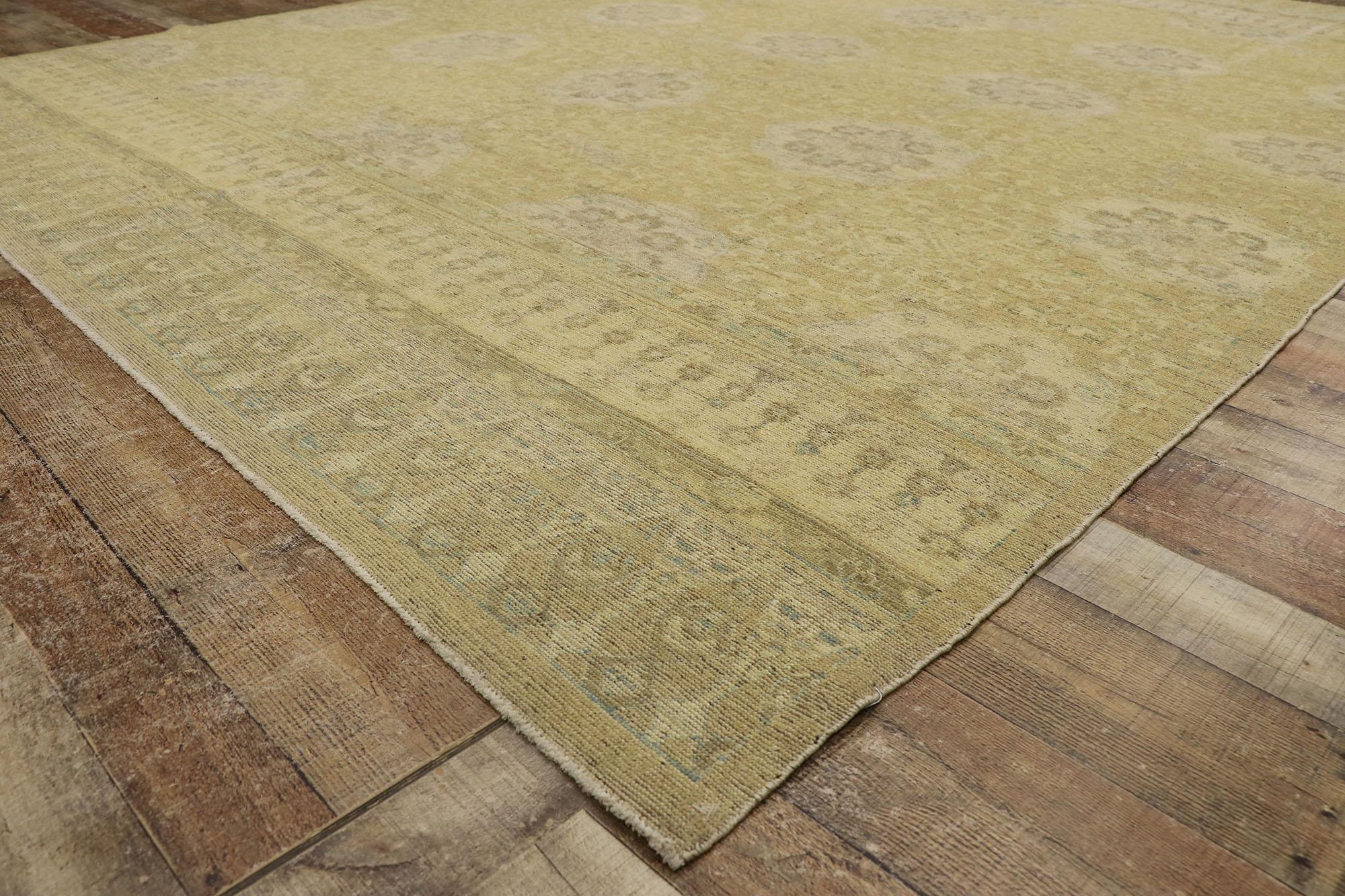 Khotan-Teppich im europäischen Stil (20. Jahrhundert) im Angebot