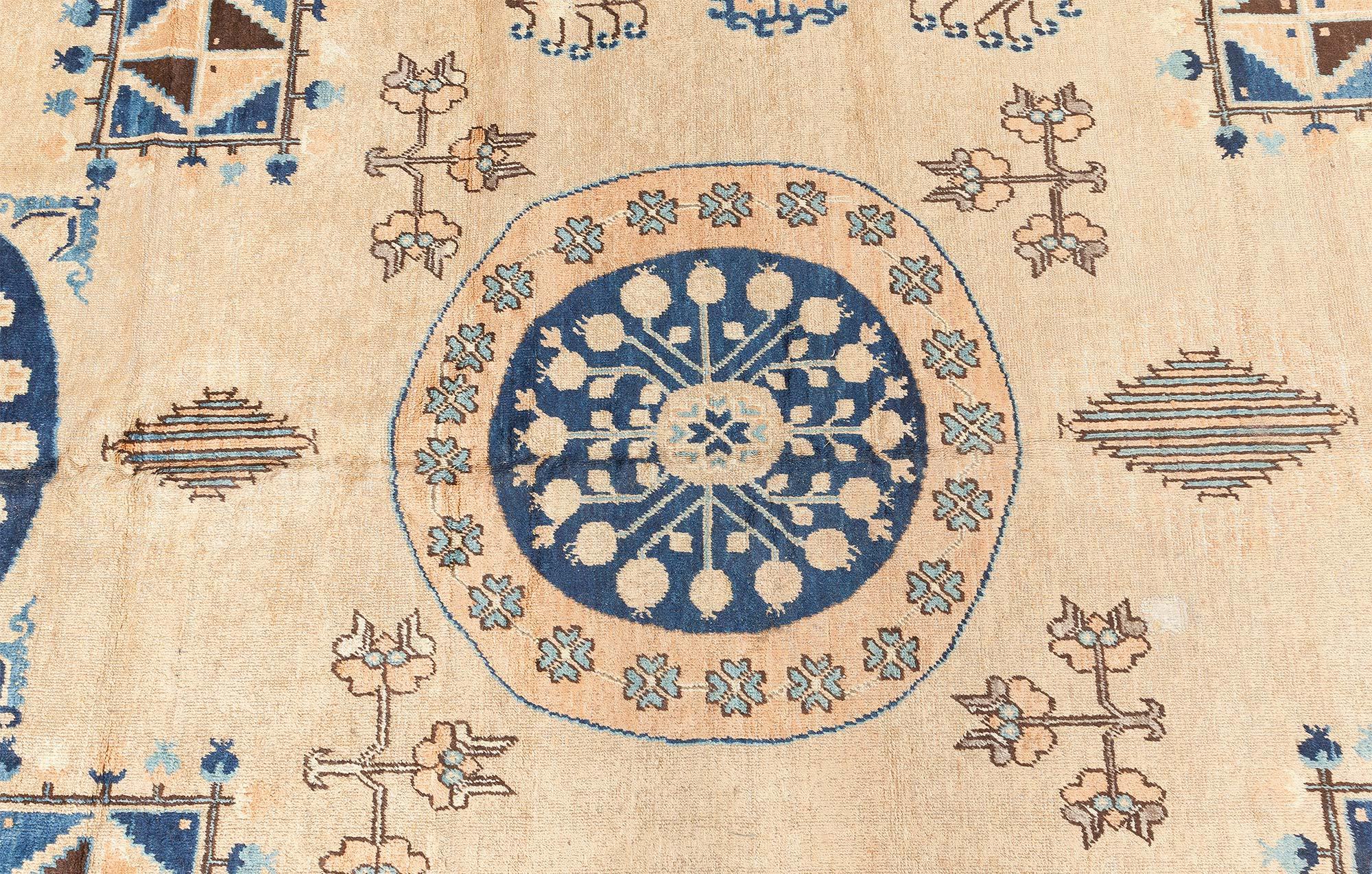 Annodato a mano Tappeto Khotan 'Samarcanda' d'epoca in lana fatta a mano Doris Leslie Blau in vendita